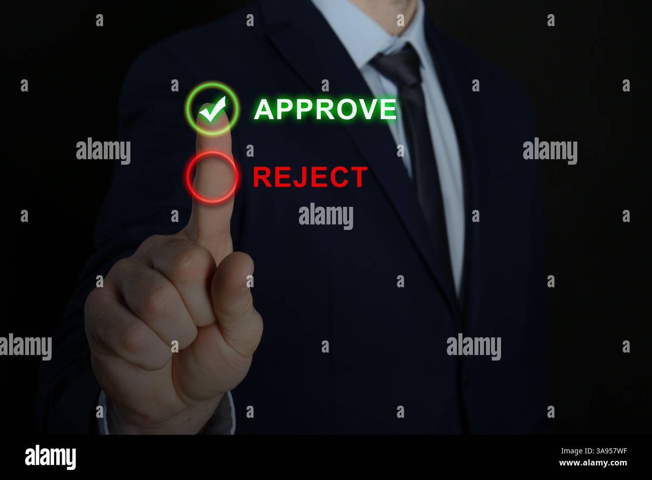 Geschäftsmann, der auf virtuellem Bildschirm vor schwarzem Hintergrund Approve (Genehmigen) auswählt, Nahaufnahme Stockfoto