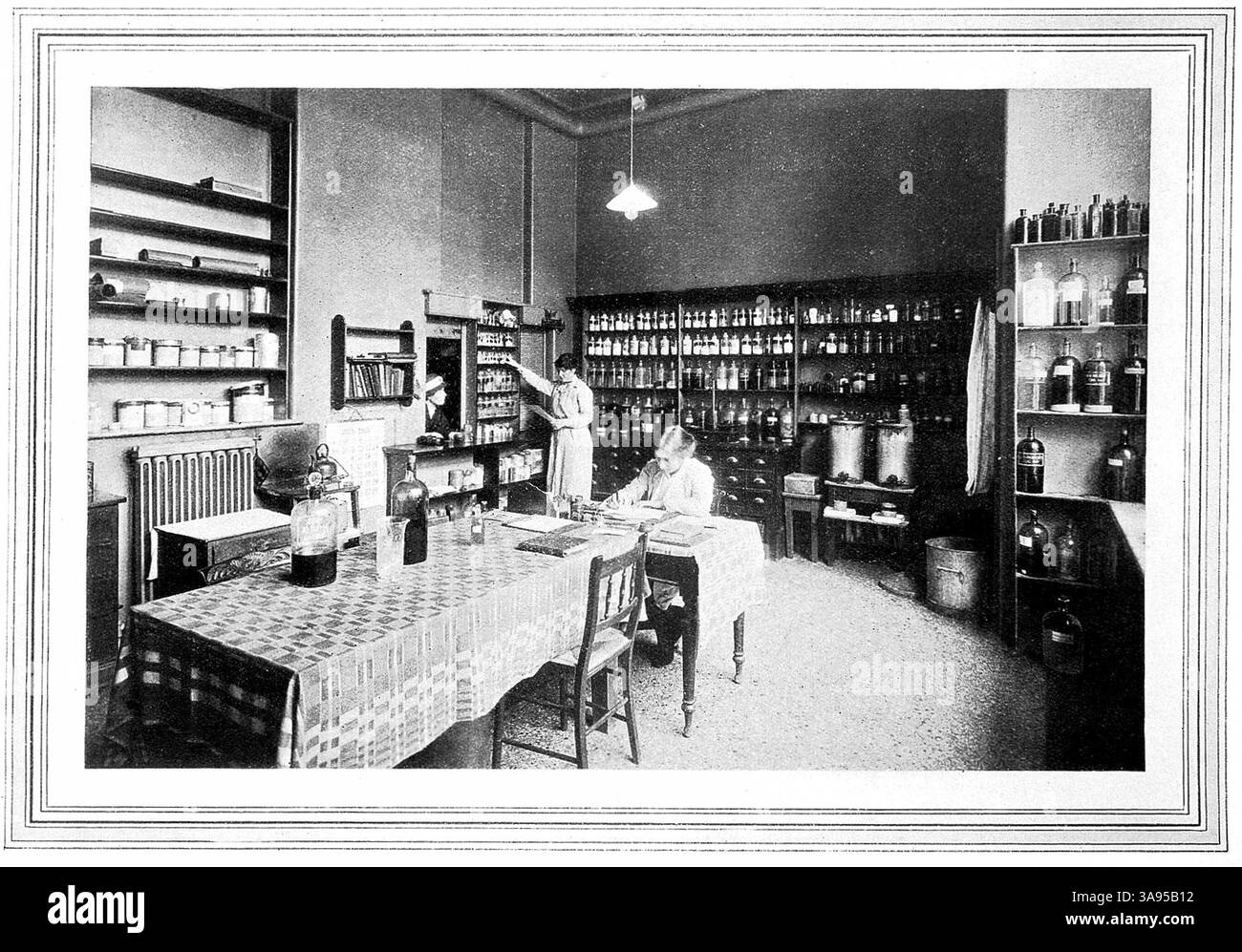 Die Dispensary im New Hospital for Women, gegründet von Elizabeth garrett Anderson. Elizabeth Garrett Anderson (* 9. Juni 1836 bis 17. Dezember 1917) war eine englische Ärztin und Suffragistin. Sie ist als erste Frau in Großbritannien als Ärztin und Chirurgin bekannt und als Mitbegründerin und Dekanin der London School of Medicine for Women, der ersten medizinischen Schule in Großbritannien, die Frauen als Ärztin ausbildet. Sie war die erste weibliche Dekanin einer britischen Medizinstudium, die erste Frau in Großbritannien, die in einen Schulrat gewählt wurde und als Bürgermeisterin von Aldeburgh die erste weibliche Bürgermeisterin in Großbritannien. Stockfoto