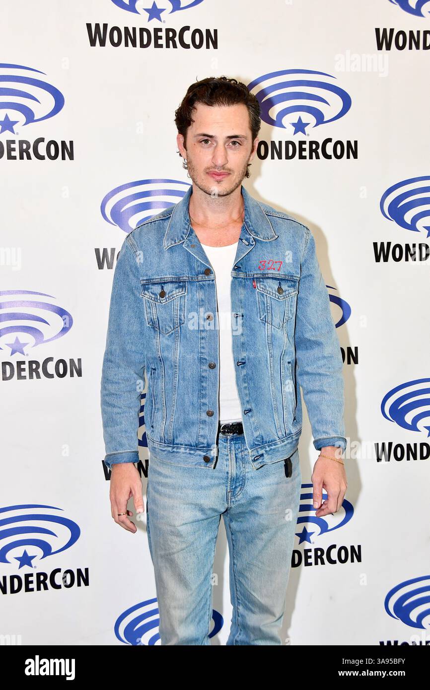 Dannie Hamouie Ankunft am Fotoruf von Legion M für Crowdfunding at it's Finest, der am ersten Tag der Wonder Con 2025 im Anaheim Convention Center stattfindet Stockfoto