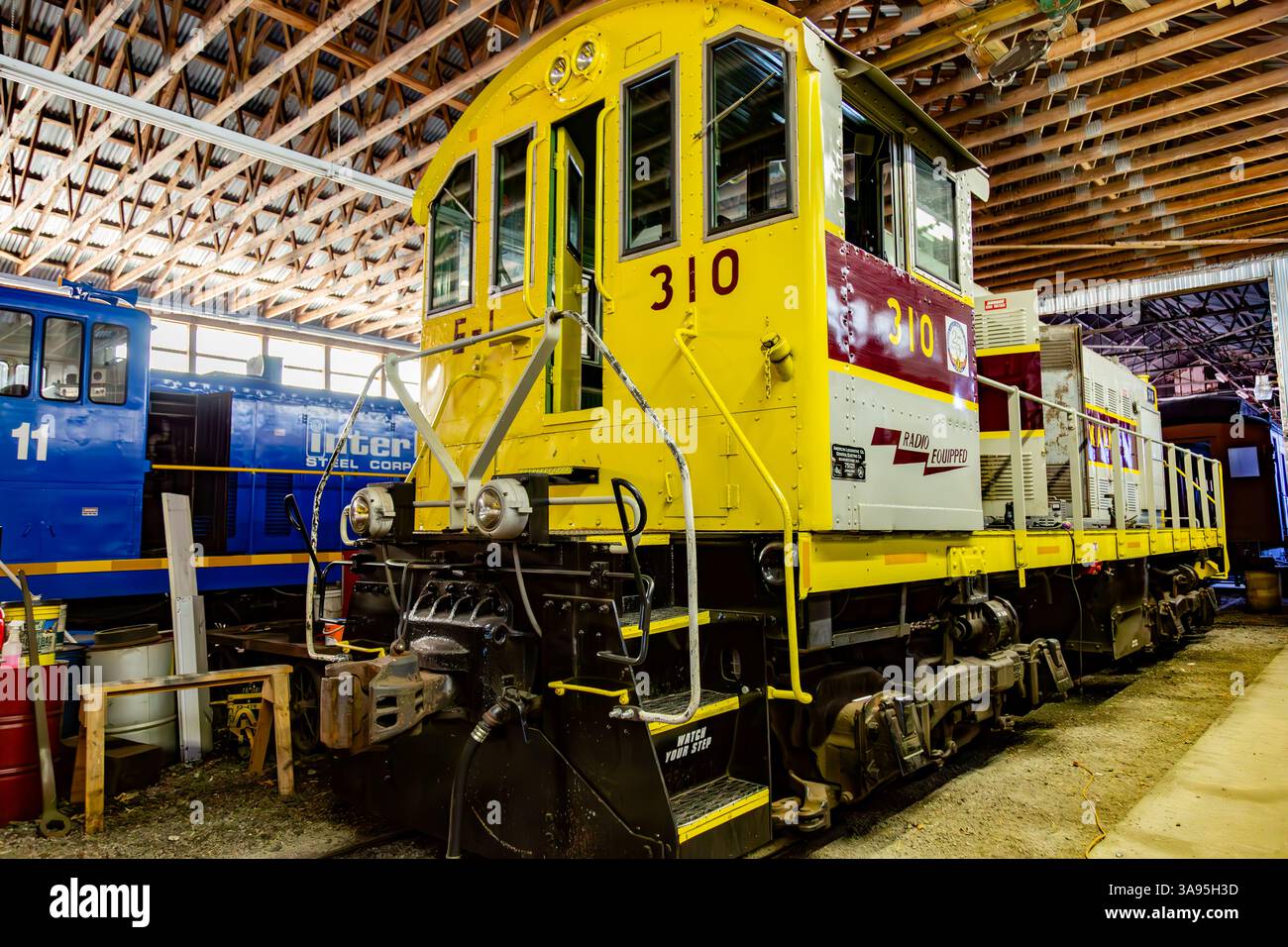 Erie Lackawanna 310, eine 1947 ALCO S1 Diesel-elektrische Lokomotive, geparkt in der Hoosier Valley Railroad Museum Werkstatt in North Judson, Indiana, USA. Stockfoto