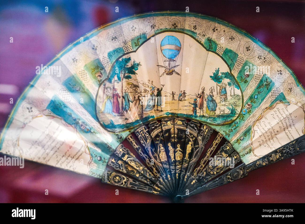 Ein französischer Fan aus dem 18. Jahrhundert feiert einen frühen Ballonflug. Der Fan ist im Albuquerque Balloon Museum, New Mexico, USA Stockfoto