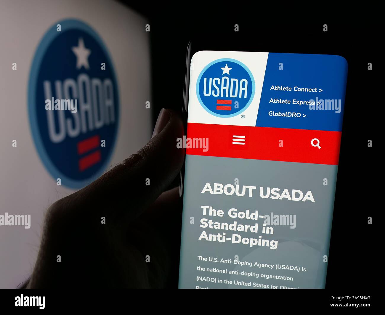 Deutschland. März 2025. In dieser Abbildung hält eine Person eine Webseite mit dem Logo der United States Anti-Doping Agency (USADA) auf dem Bildschirm vor dem Logo. (Credit Image: © Timon Schneider/SOPA Images via ZUMA Press Wire) NUR REDAKTIONELLE VERWENDUNG! Nicht für kommerzielle ZWECKE! Stockfoto