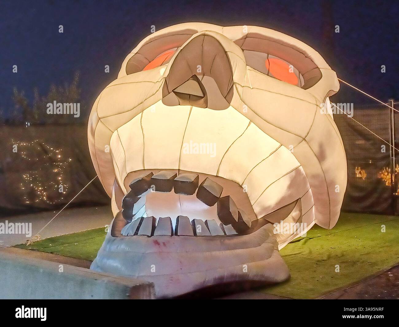 Toronto, ON, Kanada – 18. Oktober 2024: Die massiven Illumi-Lichtstatuen und -Installationen werden auf dem Lichtfestival in Toronto vorgestellt. Stockfoto Toronto, ON, Kanada – 18. Oktober 2024: Die massiven Illumi-Lichtstatuen und -Installationen werden auf dem Lichtfestival in Toronto vorgestellt. Stockfoto