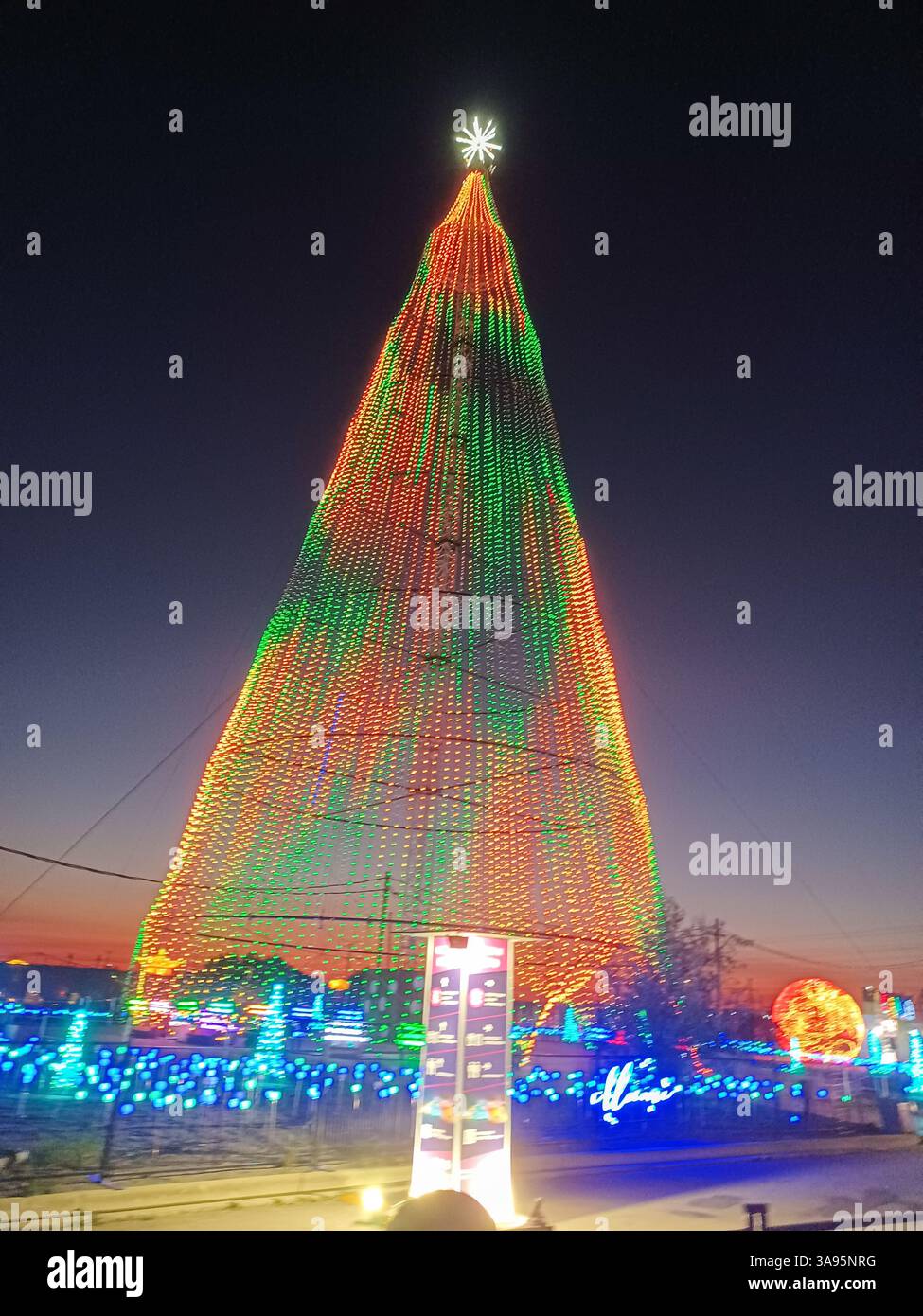 Toronto, ON, Kanada – 18. Oktober 2024: Der massive Illumi-Lichtbaum leuchtet in leuchtenden Farben, während die Dämmerung über dem Lichtfestival in Toronto hereinbricht. Stockfoto Toronto, ON, Kanada – 18. Oktober 2024: Der massive Illumi-Lichtbaum leuchtet in leuchtenden Farben, während die Dämmerung über dem Lichtfestival in Toronto hereinbricht. Stockfoto