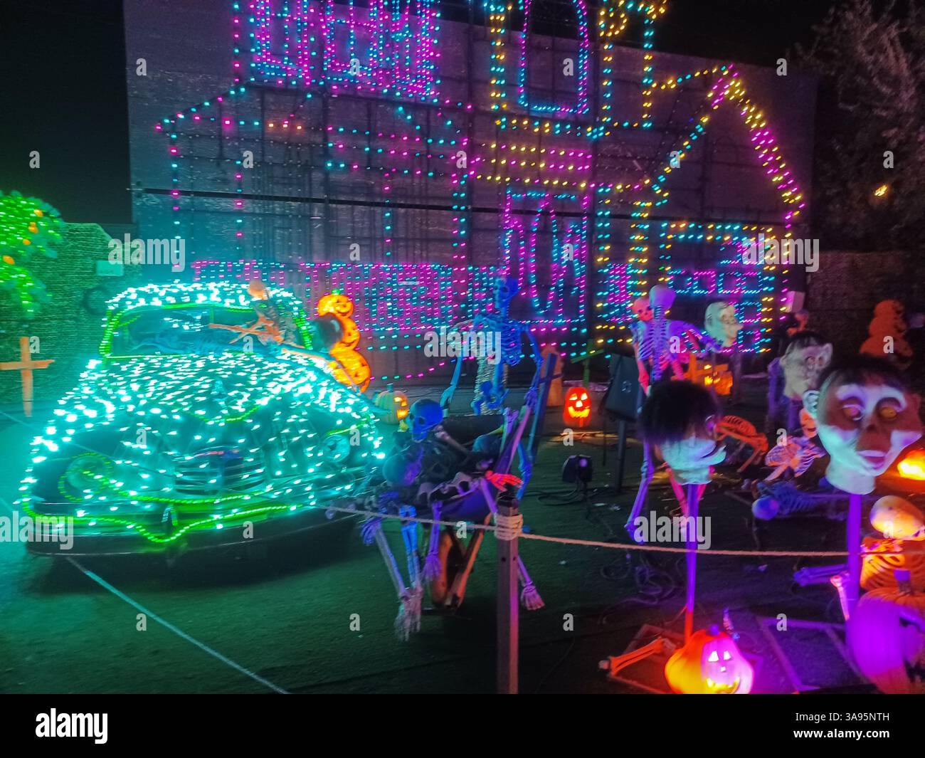 Toronto, ON, Kanada – 18. Oktober 2024: Die massiven Illumi-Lichtstatuen und -Installationen werden auf dem Lichtfestival in Toronto vorgestellt. Stockfoto Toronto, ON, Kanada – 18. Oktober 2024: Die massiven Illumi-Lichtstatuen und -Installationen werden auf dem Lichtfestival in Toronto vorgestellt. Stockfoto