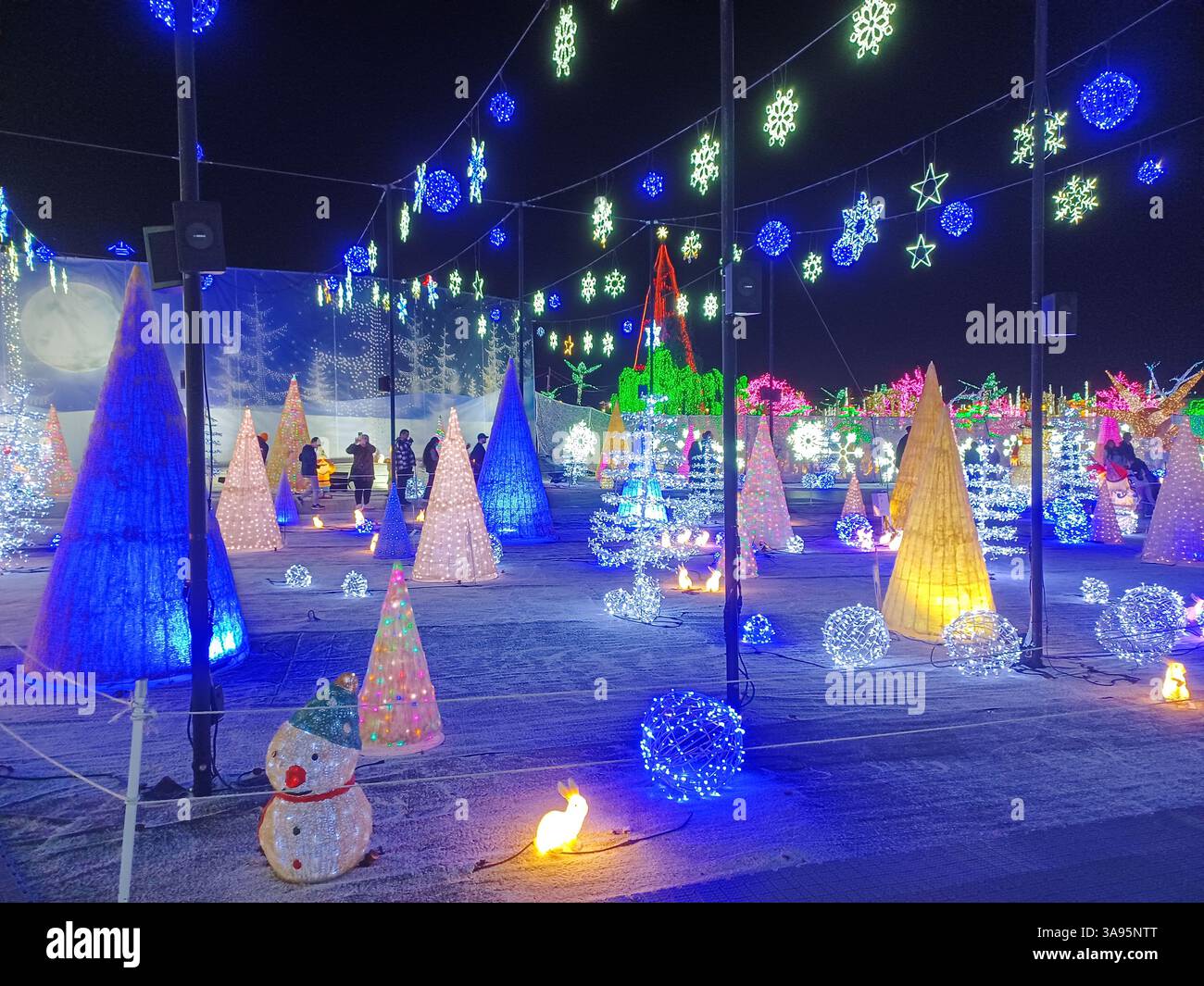 Toronto, ON, Kanada – 18. Oktober 2024: Die massiven Illumi-Lichtstatuen und -Installationen werden auf dem Lichtfestival in Toronto vorgestellt. Stockfoto Toronto, ON, Kanada – 18. Oktober 2024: Die massiven Illumi-Lichtstatuen und -Installationen werden auf dem Lichtfestival in Toronto vorgestellt. Stockfoto