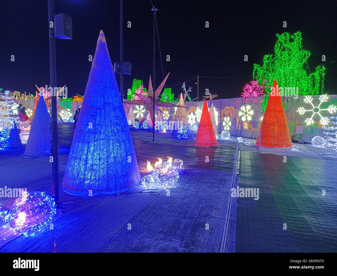 Toronto, ON, Kanada – 18. Oktober 2024: Die massiven Illumi-Lichtstatuen und -Installationen werden auf dem Lichtfestival in Toronto vorgestellt. Stockfoto Toronto, ON, Kanada – 18. Oktober 2024: Die massiven Illumi-Lichtstatuen und -Installationen werden auf dem Lichtfestival in Toronto vorgestellt. Stockfoto