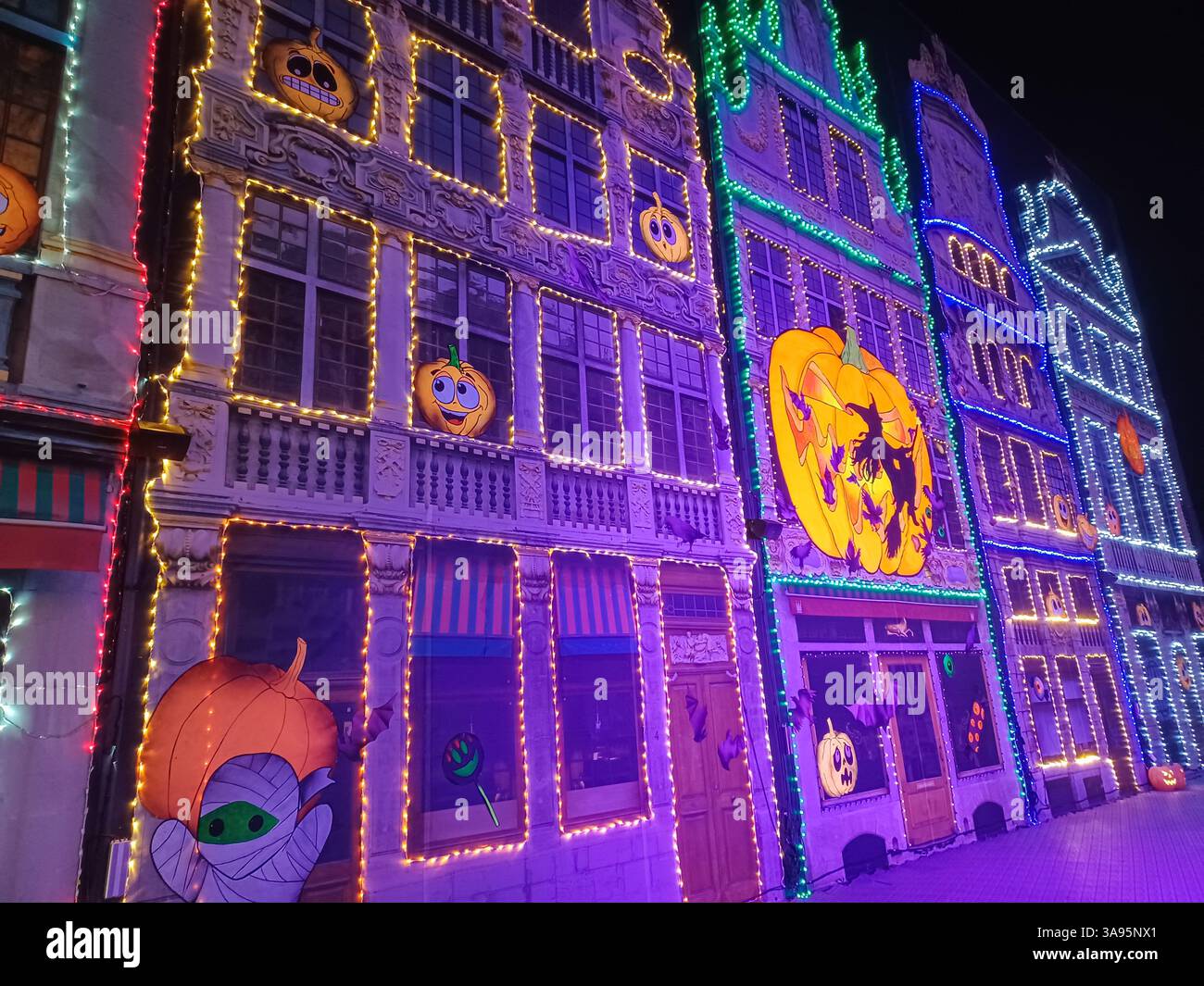 Toronto, ON, Kanada – 18. Oktober 2024: Die massiven Illumi-Lichtstatuen und -Installationen werden auf dem Lichtfestival in Toronto vorgestellt. Stockfoto Toronto, ON, Kanada – 18. Oktober 2024: Die massiven Illumi-Lichtstatuen und -Installationen werden auf dem Lichtfestival in Toronto vorgestellt. Stockfoto