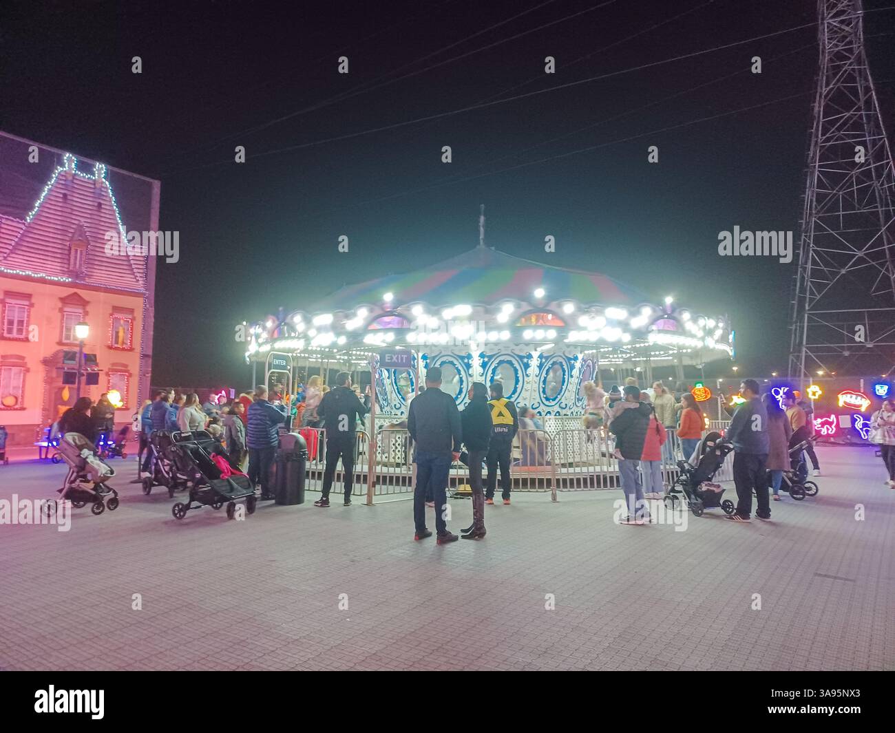 Toronto, ON, Kanada – 18. Oktober 2024: Die massiven Illumi-Lichtstatuen und -Installationen werden auf dem Lichtfestival in Toronto vorgestellt. Stockfoto Toronto, ON, Kanada – 18. Oktober 2024: Die massiven Illumi-Lichtstatuen und -Installationen werden auf dem Lichtfestival in Toronto vorgestellt. Stockfoto