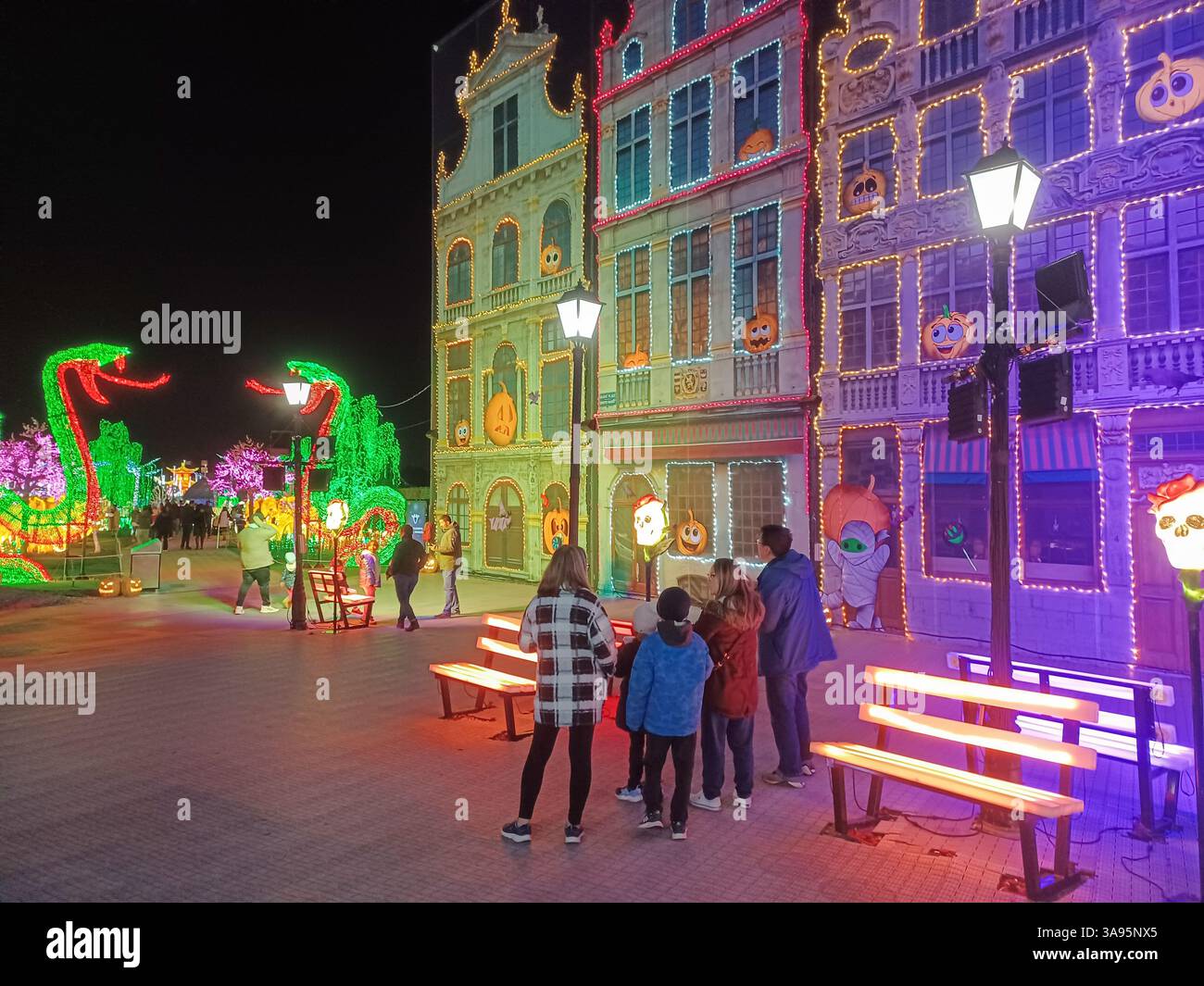 Toronto, ON, Kanada – 18. Oktober 2024: Die massiven Illumi-Lichtstatuen und -Installationen werden auf dem Lichtfestival in Toronto vorgestellt. Stockfoto Toronto, ON, Kanada – 18. Oktober 2024: Die massiven Illumi-Lichtstatuen und -Installationen werden auf dem Lichtfestival in Toronto vorgestellt. Stockfoto