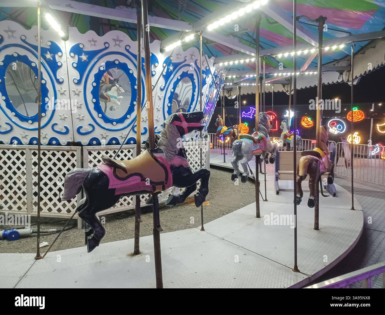 Toronto, ON, Kanada – 18. Oktober 2024: Die massiven Illumi-Lichtstatuen und -Installationen werden auf dem Lichtfestival in Toronto vorgestellt. Stockfoto Toronto, ON, Kanada – 18. Oktober 2024: Die massiven Illumi-Lichtstatuen und -Installationen werden auf dem Lichtfestival in Toronto vorgestellt. Stockfoto