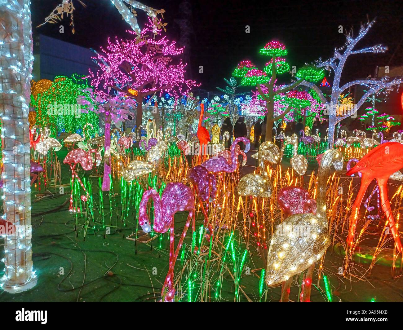 Toronto, ON, Kanada – 18. Oktober 2024: Die massiven Illumi-Lichtstatuen und -Installationen werden auf dem Lichtfestival in Toronto vorgestellt. Stockfoto Toronto, ON, Kanada – 18. Oktober 2024: Die massiven Illumi-Lichtstatuen und -Installationen werden auf dem Lichtfestival in Toronto vorgestellt. Stockfoto