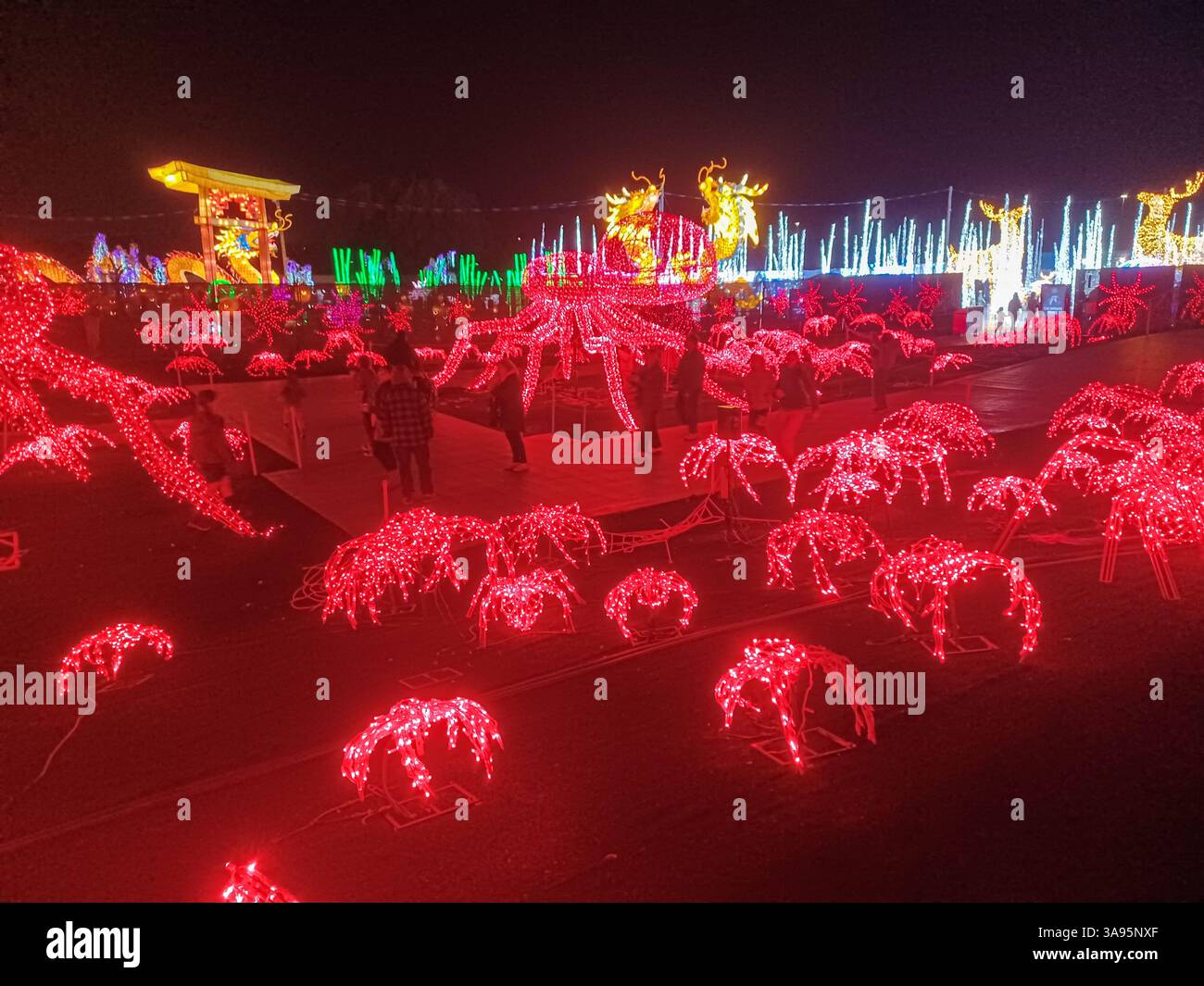 Toronto, ON, Kanada – 18. Oktober 2024: Die massiven Illumi-Lichtstatuen und -Installationen werden auf dem Lichtfestival in Toronto vorgestellt. Stockfoto Toronto, ON, Kanada – 18. Oktober 2024: Die massiven Illumi-Lichtstatuen und -Installationen werden auf dem Lichtfestival in Toronto vorgestellt. Stockfoto