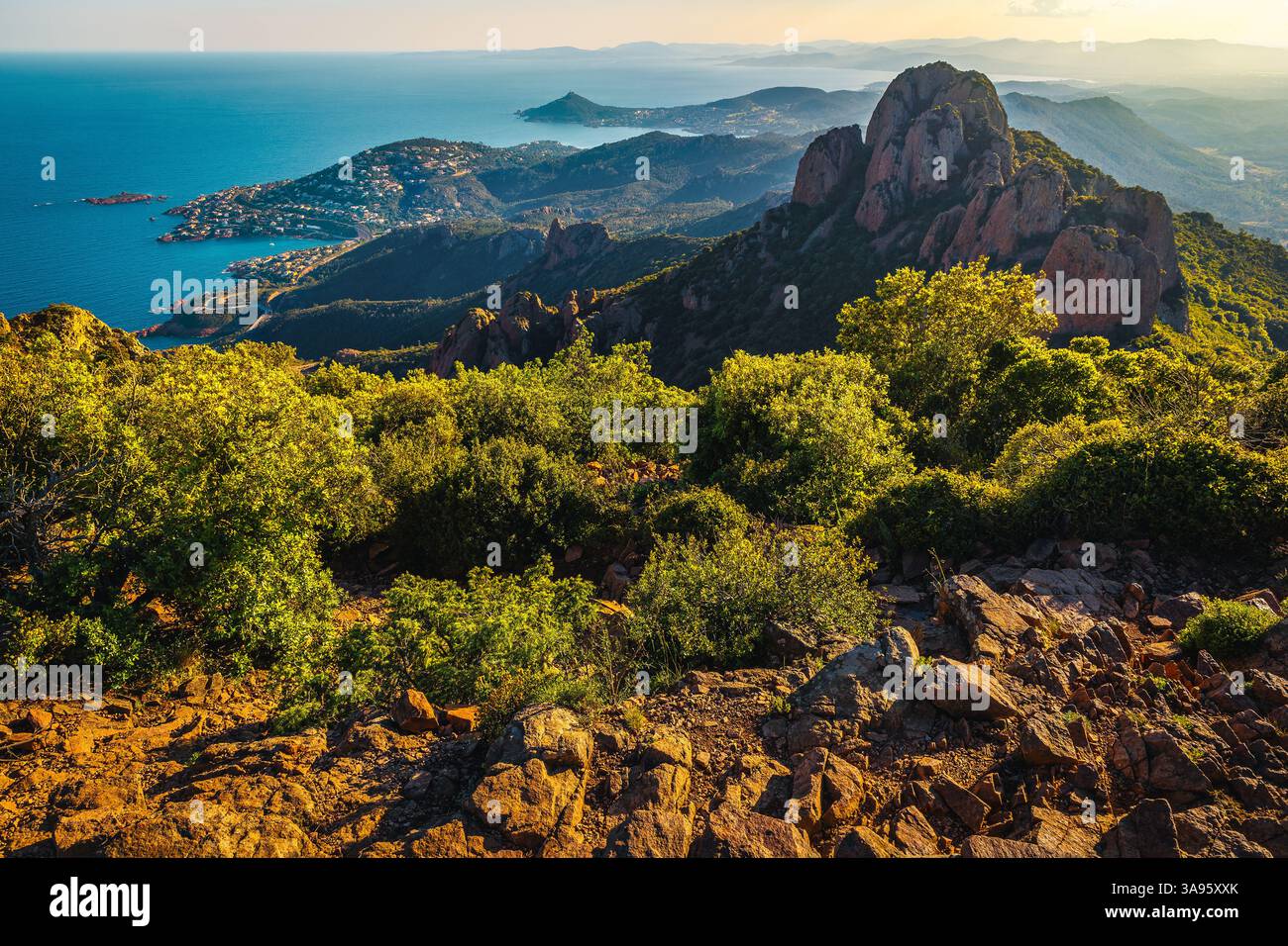 Atemberaubendes Wanderziel in der Nähe von Cannes, PIC du Cap Roux Peak. Wunderschöne rote Felsformationen und Blick auf das Meer vom Gipfel, Esterel Massiv, in der Nähe von Sain Stockfoto