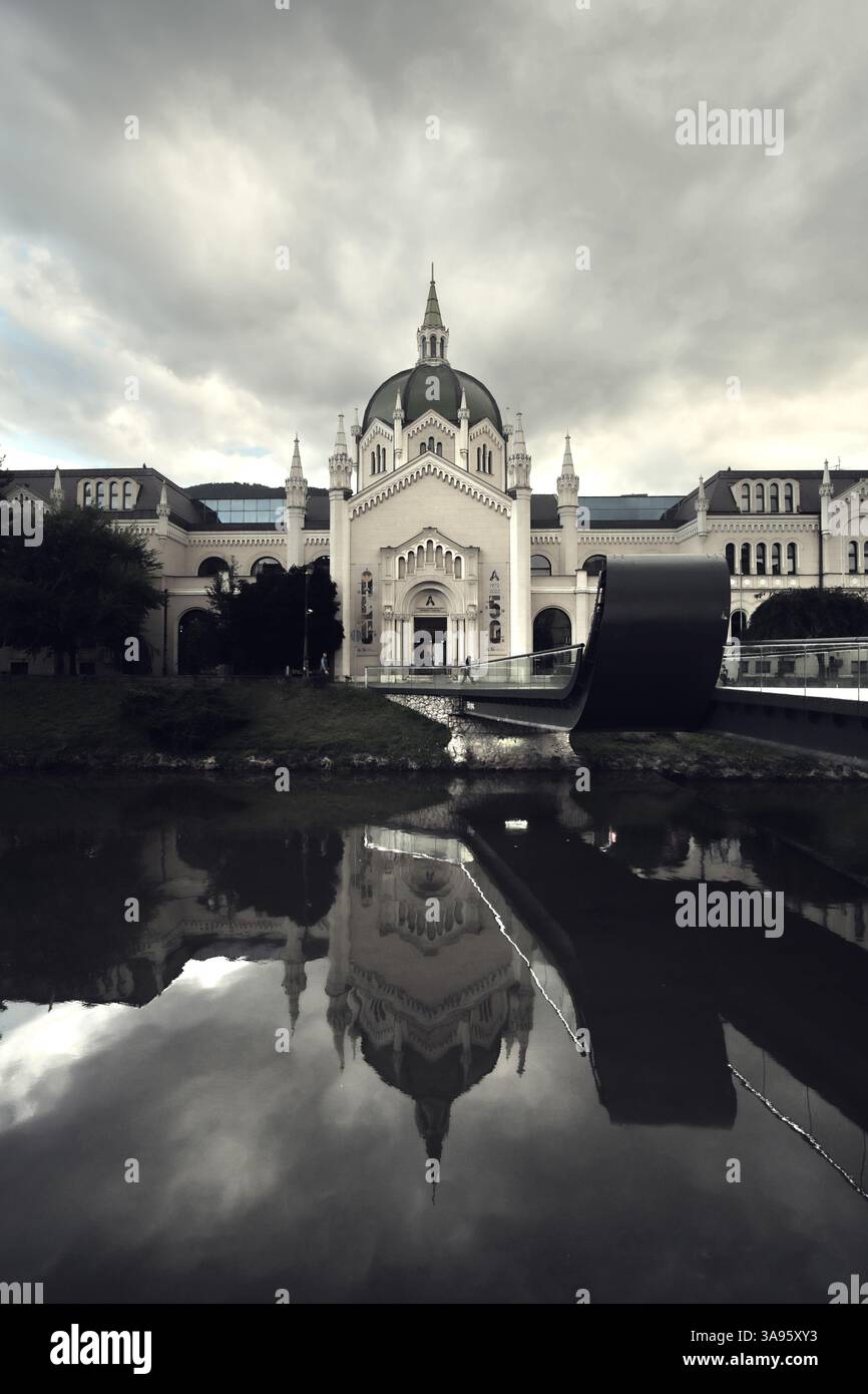 Die Akademie der Bildenden Künste ist eine Fakultät der Universität Sarajevo, Bosnien und Herzegowina (das Gebäude, das sich auf dem Fluss Miljacka widerspiegelt, war das fin Stockfoto