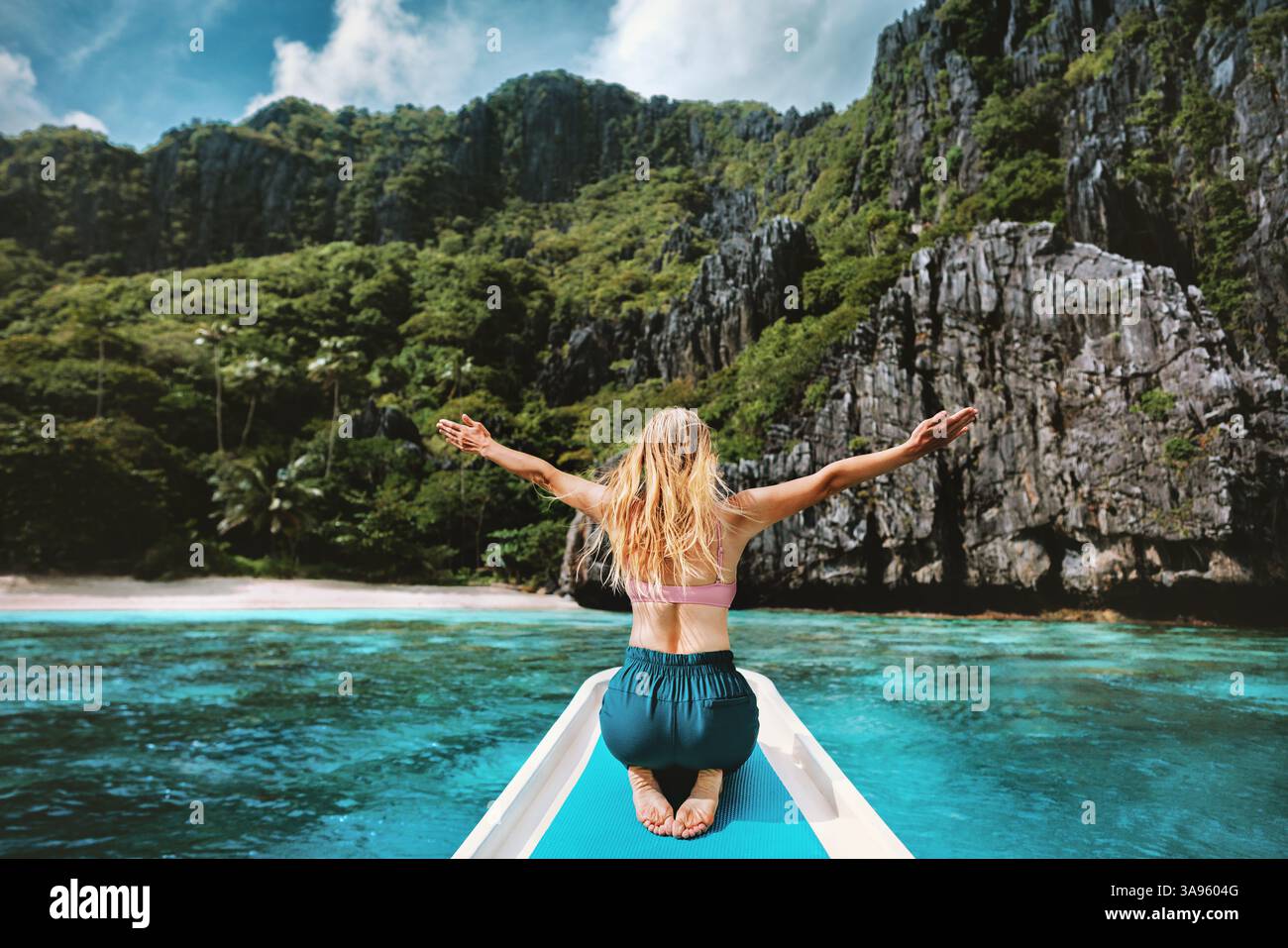 Frau, die auf den Philippinen reist, Mädchen Happy erhob die Hände auf der Bootsinsel-Hopping-Tour und genießt Meer und Berge Aussicht aktiven Sommerurlaub Stockfoto