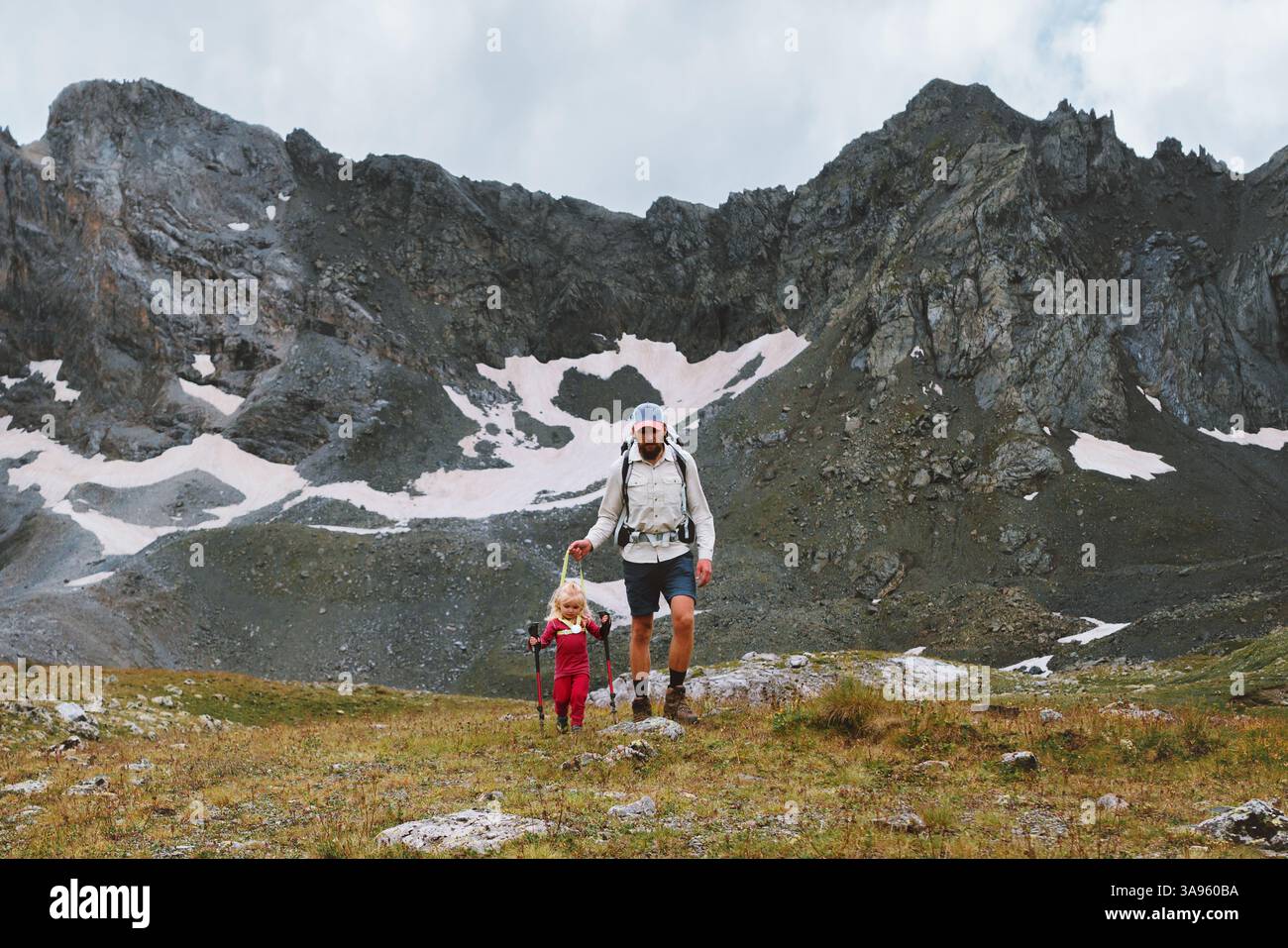 Familie Vater Wandern mit Kind in felsigen Bergen aktive Reise Abenteuer Urlaub Sport gesunden Lebensstil im Freien, Kinderklettern mit Trekkingstock Stockfoto
