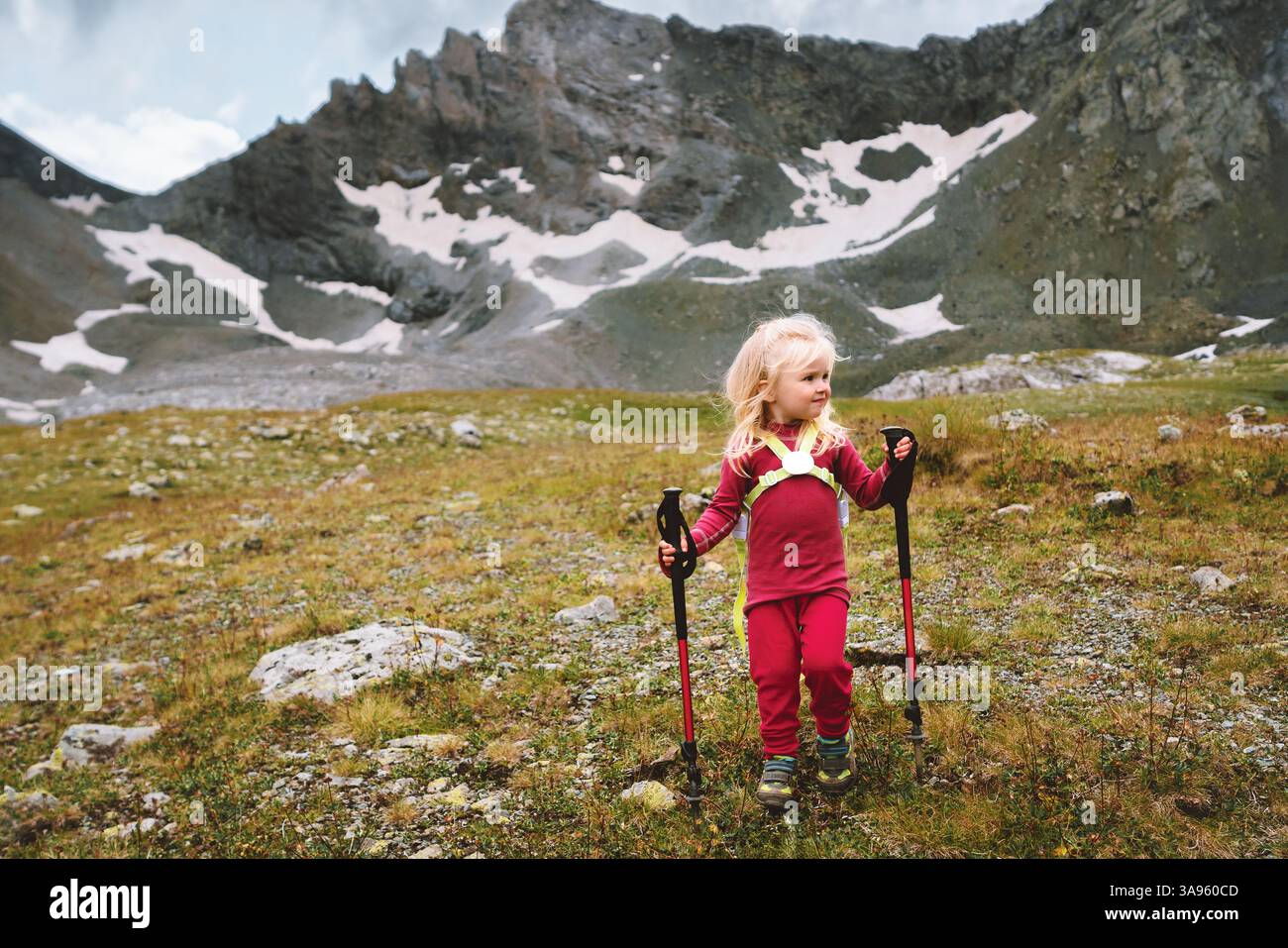 Wandern mit Kindern mit Stangen in den Bergen Familienurlaub Reise aktiv Lifestyle Abenteuer, 3 Jahre altes Kind Mädchen Trekking im Freien Stockfoto