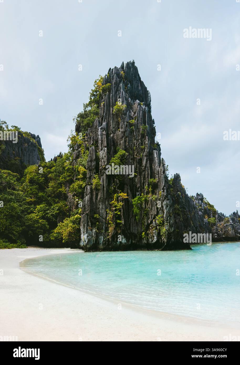 Versteckter Strand in Matinloc Island Landschaft auf den Philippinen - Reise Palawan tropische, wunderschöne Reiseziele, ruhige Meer- und Felsenlandschaft Natur Sommer vac Stockfoto
