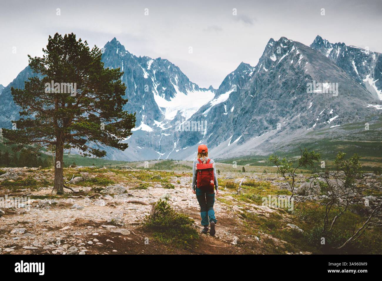 Reisende Frau Wandern allein in Norwegen Berge aktive Sommerferien Abenteuer Tour, Mädchen Tourist mit Rucksack in Lyngen Alpen gesunder Lebensstil wee Stockfoto