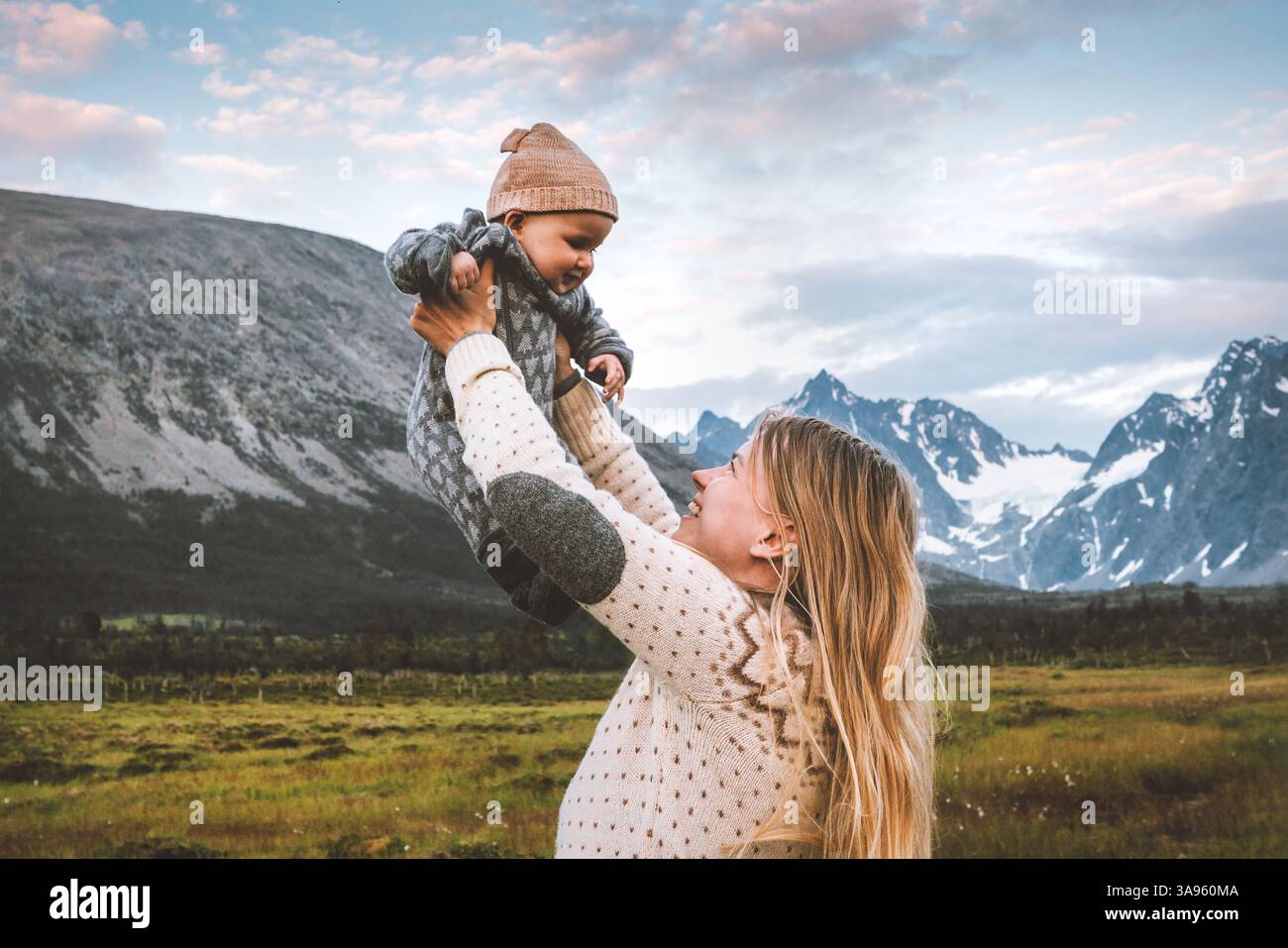 Mutter, die Kleinkind aufzieht, Baby Familie Wandern und Outdoor-Lebensstil spielen Sommerurlaub in den Bergen, Eltern und Kind genießen ihre Reise i Stockfoto