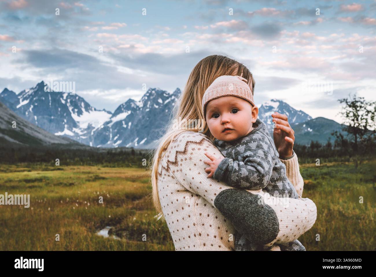 Mutter umarmt Kleinkind Baby Outdoor Familienreise in den Bergen Eltern und Kind Wandern in Norwegen, süßes Kindergesicht Mütter Tag Sommerurlaub Ou Stockfoto