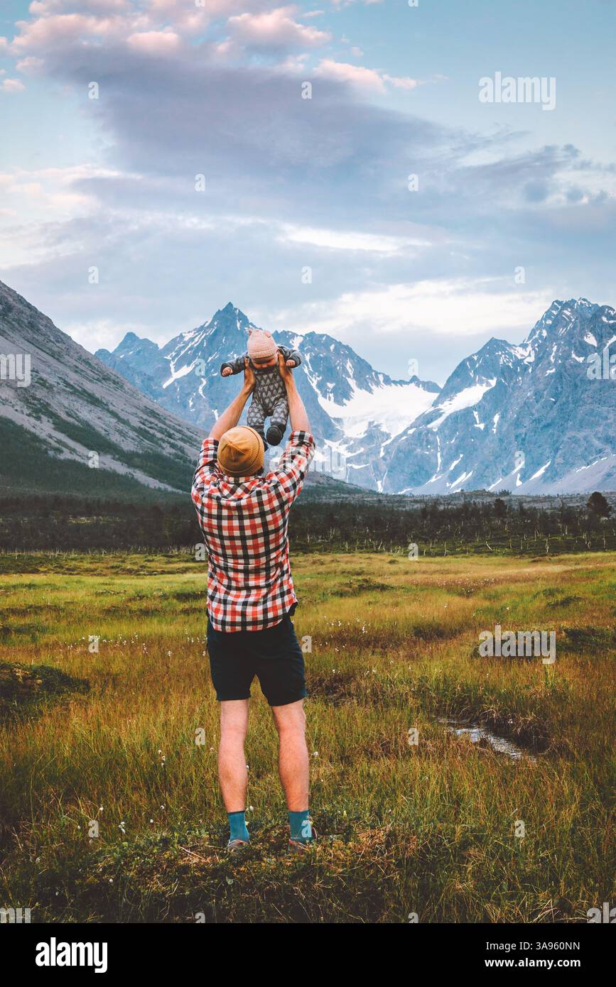 Vater hebt Baby in den Bergen Familie reist in Norwegen Eltern und Kind Wandern in den Lyngen Alpen, aktiver gesunder Lebensstil Väter Tagesurlaub su Stockfoto