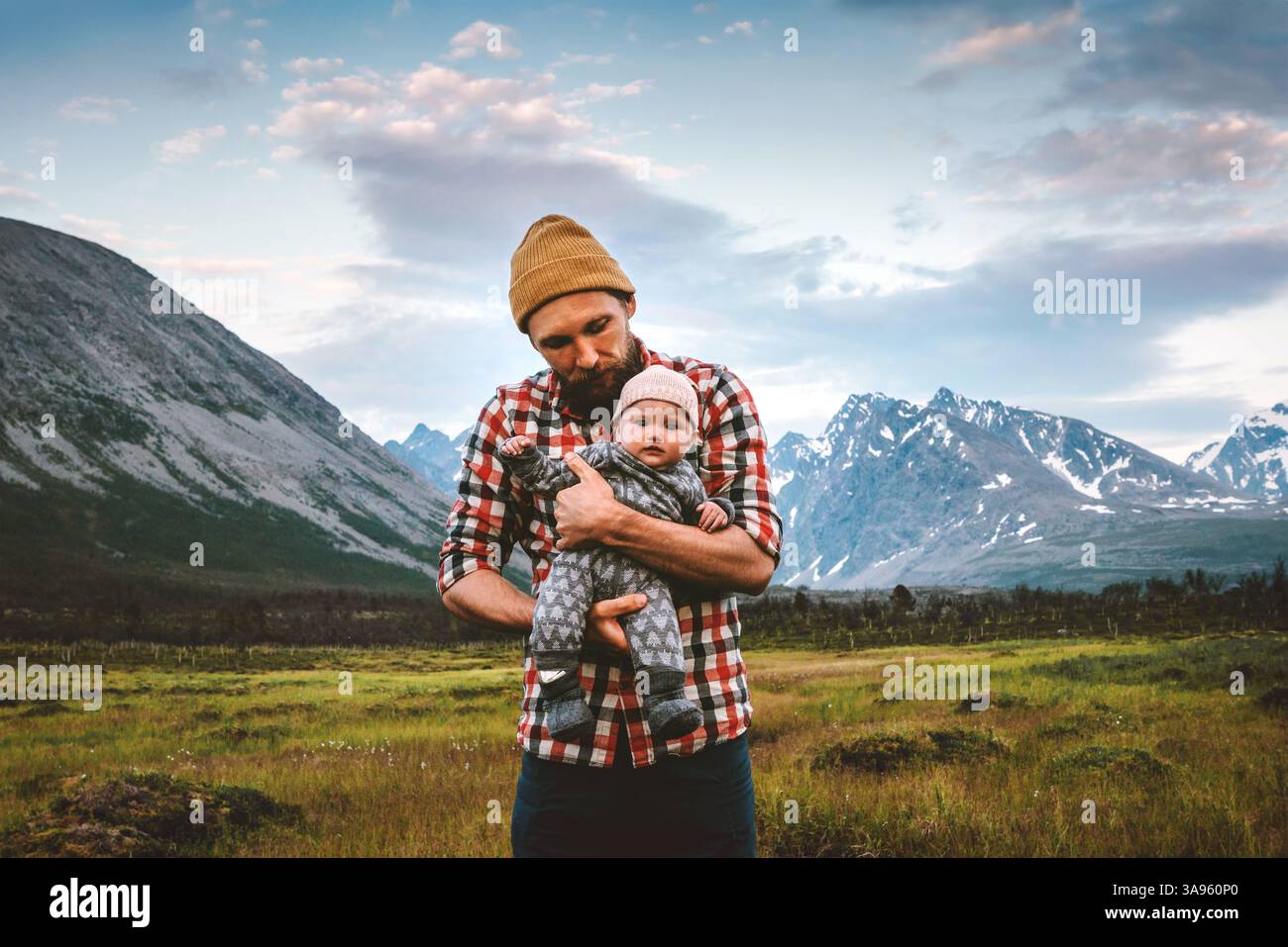 Familie Vater reist mit Baby in Norwegen Eltern und Kind Wandern in den Bergen zusammen, Outdoor aktiv gesunde Lebensstil Sommer Reise Mann Vater mit k Stockfoto