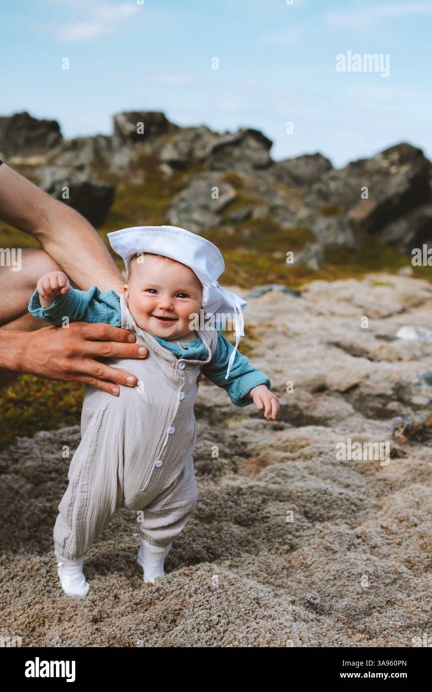 Kind Mädchen Wandern Outdoor Familie Lifestyle Babymode Sommerurlaub Reise in Norwegen Stockfoto