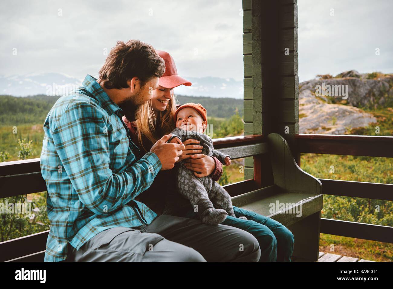 Familie Vater Mutter und Baby sitzen auf der Terrasse Eltern mit Kleinkind Glück offene Emotionen verbinden Momente miteinander, Sommerferien Lifest Stockfoto