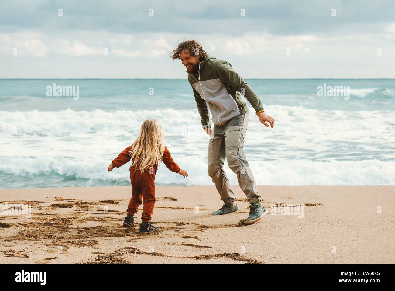 Vater und Tochter spielen zusammen am Strand Familie Spaß im Freien, Sommerurlaub Lifestyle Vater und Kind reisen in Griechenland, Vatertag h Stockfoto