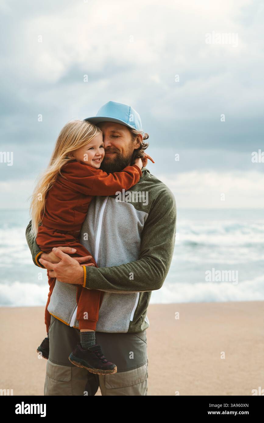 Eltern lieben Vater und Tochter Kind umarmt am Strand glückliche Familie Lifestyle Vater und Kind reisen zusammen in den Sommerferien, Stockfoto