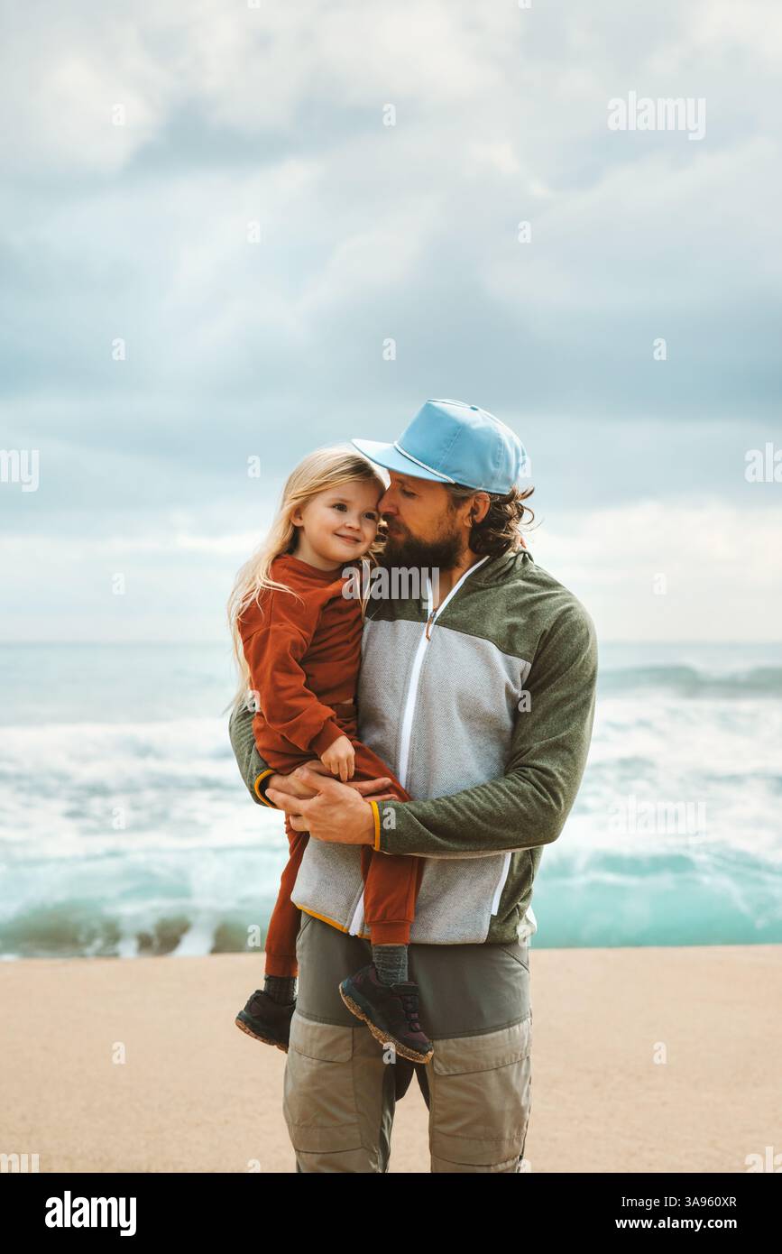Vater und Tochter spazieren am Strand glücklicher Familienstil Vater und Kind umarmen gemeinsam im Freien, Sommerurlaub, Vatertag Urlaub Stockfoto