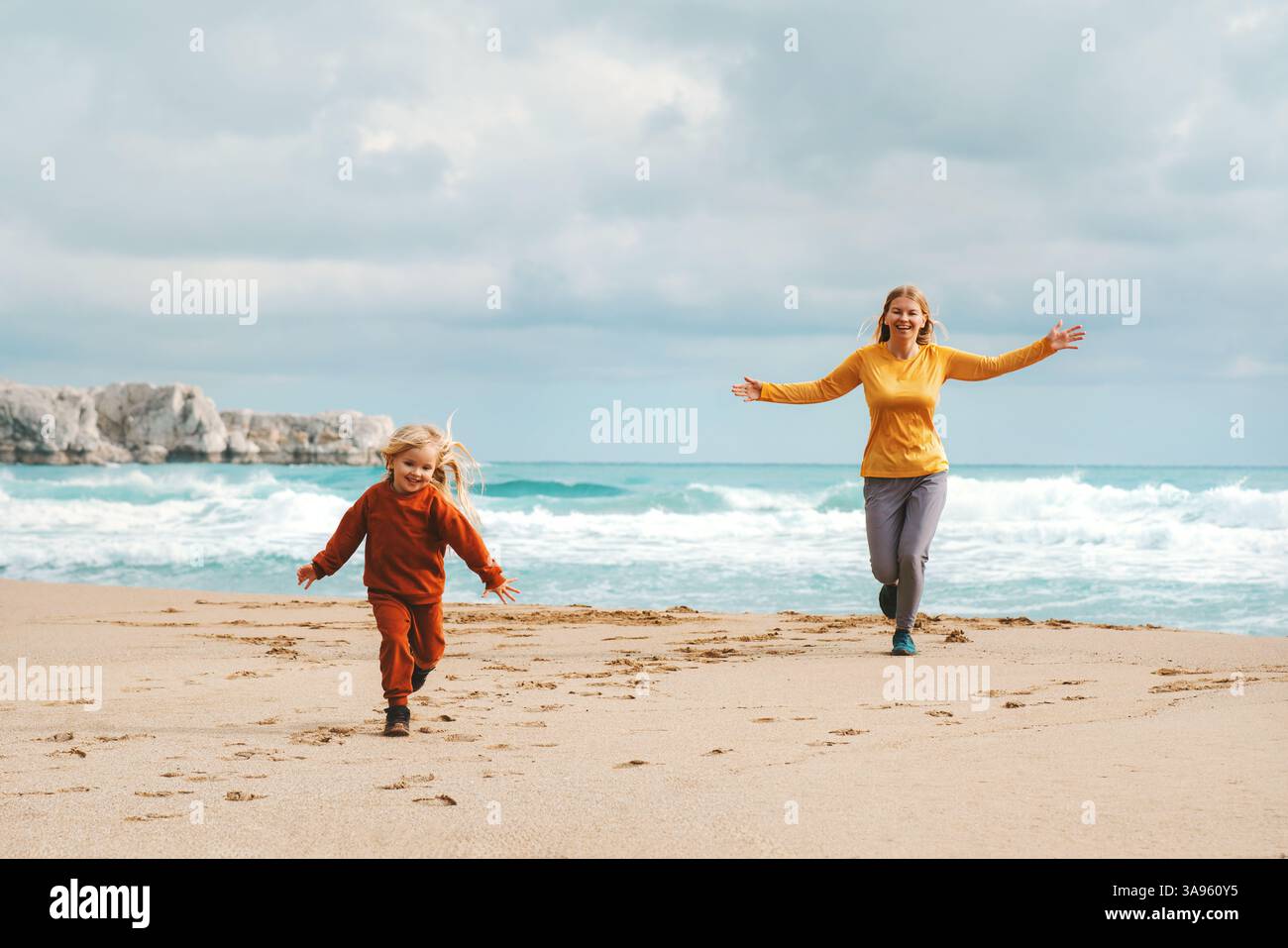 Mutter und Kind laufen am Sandstrand Familie hat Spaß Outdoor Reise Lifestyle Mutter und Tochter spielen zusammen, Sommerurlaub in Griechenland Frau Stockfoto