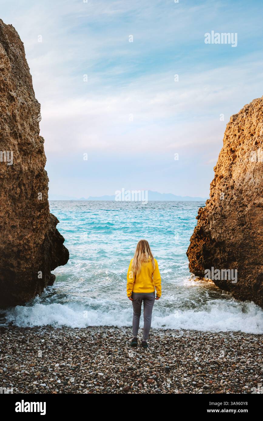 Frau reist in Griechenland und genießt Meerblick am Strand Urlaub im Freien, Solo Touristen Mädchen erkunden Rhodos Insel, Freiheit und Harmonie mit der Natur Stockfoto