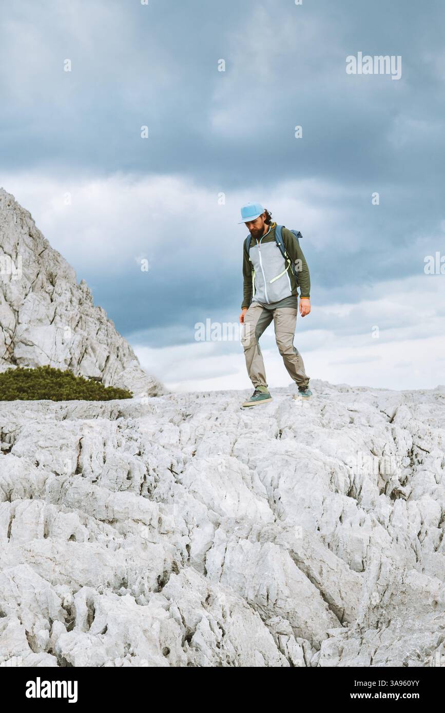 Touristen Mann Wandern alleine in Griechenland Berge Reise Urlaub Outdoor aktiv gesunde Lebensweise wilder Tourismus, Backpacker erkunden Rhodos Insel Stockfoto