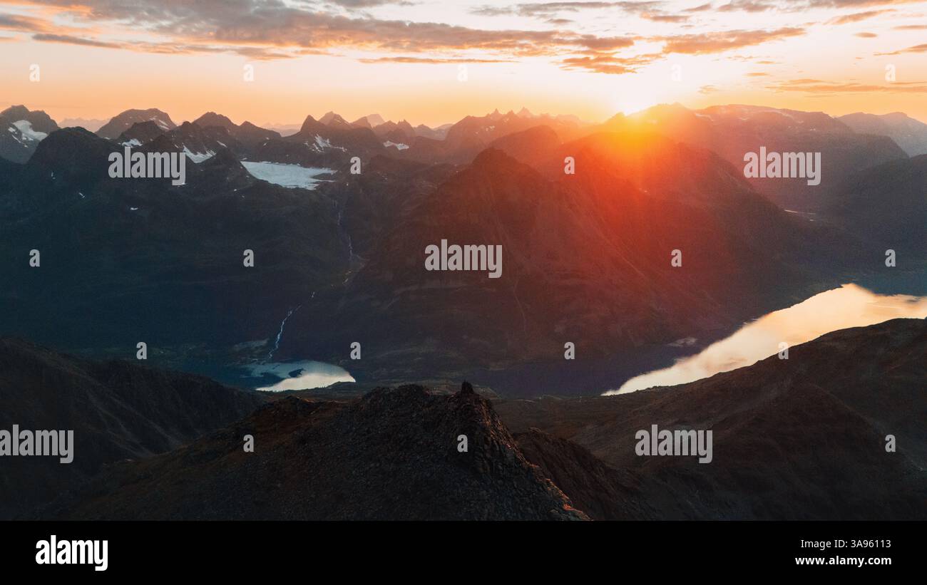 Norwegen Landschaft Sonnenuntergang Berge und Fjord in den Lyngen Alpen Mitternachtssonne arktische Landschaft Reise schöne Reiseziele Nordische skandinavische Natur summen Stockfoto