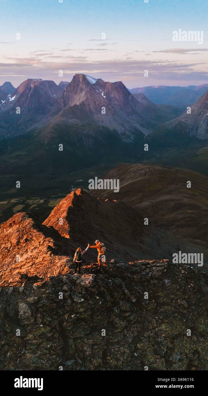 Bergblick aus der Luft - Menschen Wandern in Nordnorwegen Paar Mann und Frau reisen extremen aktiven Urlaub gesunde Lebensweise Trekking Outdoor, Menschen Stockfoto