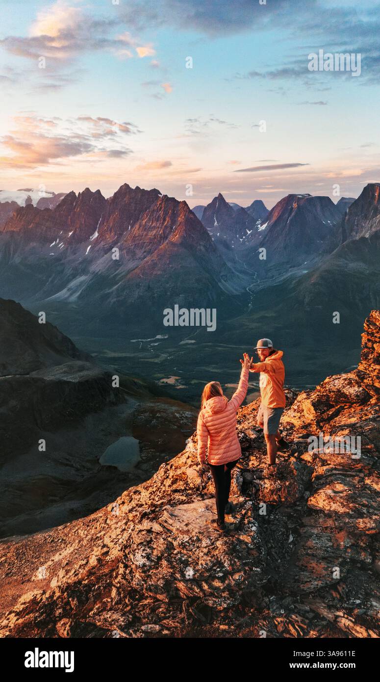 Paar Bergsteigen in Norwegen Mann und Frau Reisen Aktivurlaub gesunde Lebensweise Outdoor - Familie Wanderer hohe fünf Hände auf Gipfel in Ly Stockfoto
