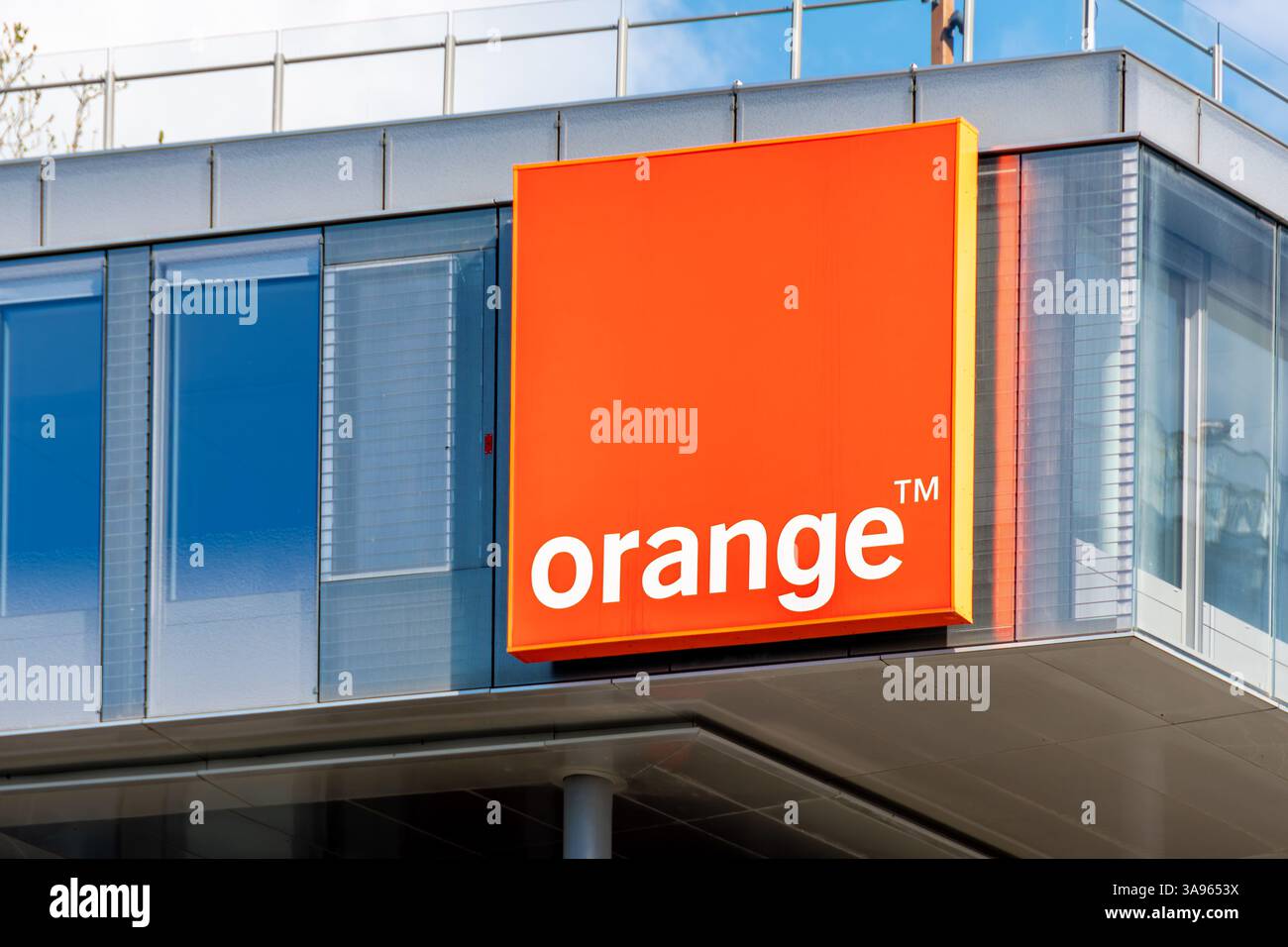 Unterschrift und Logo auf dem Orange Hauptquartier. Orange ist ein französisches multinationales Telekommunikationsunternehmen mit Sitz in Issy-les-Moulineaux, Frankreich Stockfoto