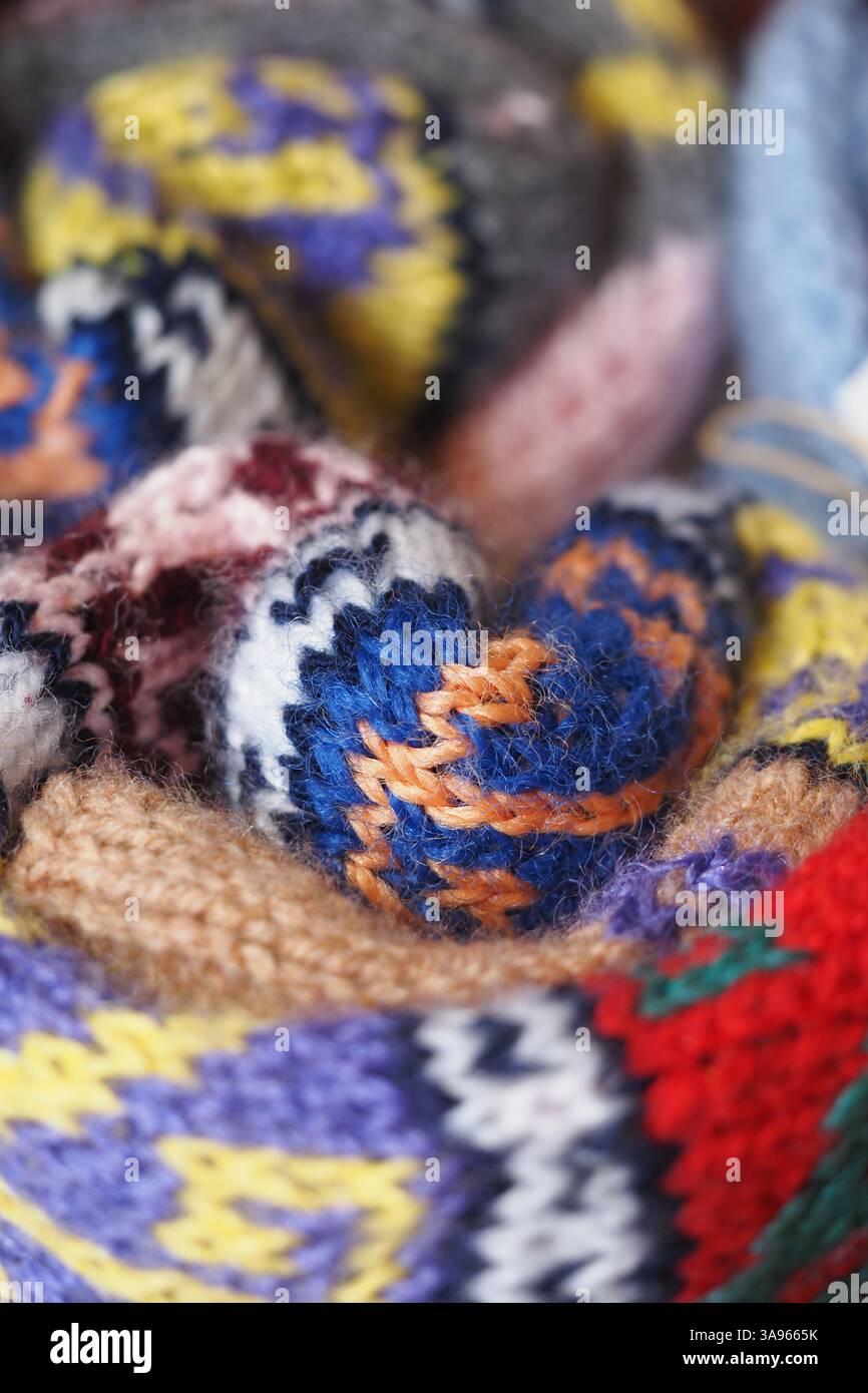 Bunte Strickmuster in einer gemütlichen Präsentation Stockfoto