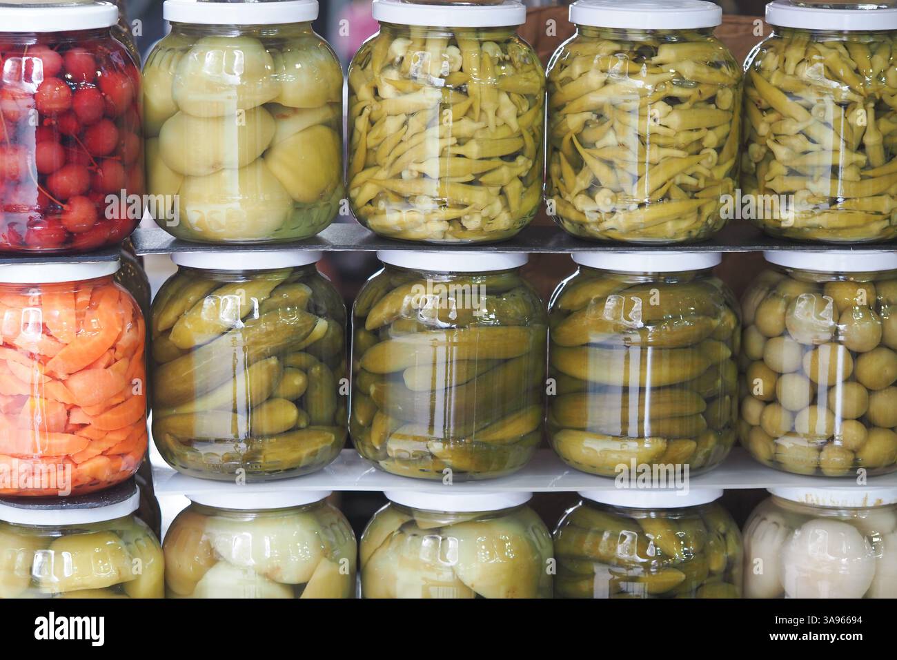 Bunte Gläser mit eingelegtem Gemüse auf einem Markt Stockfoto