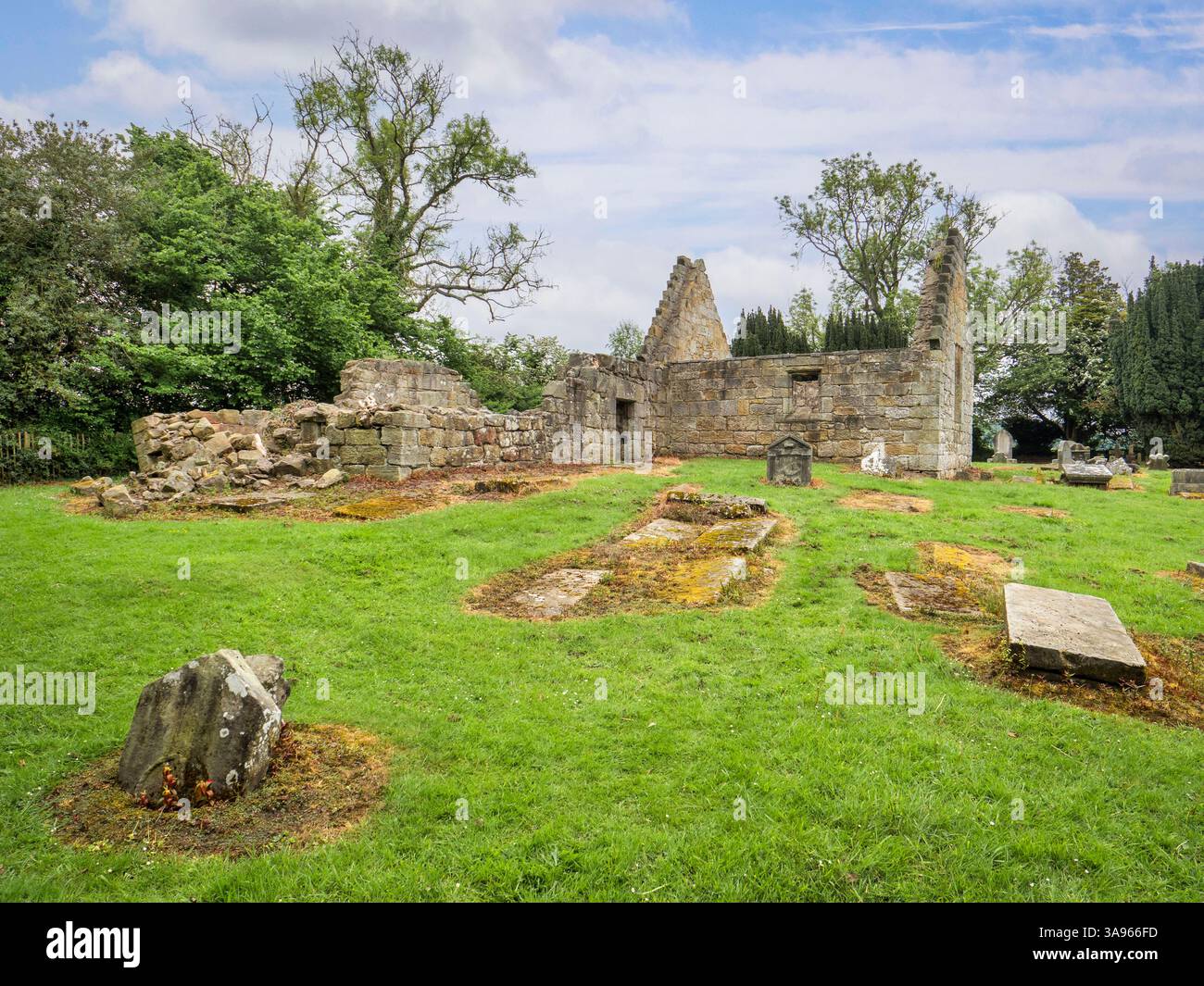 Die alte West Kirk of Culross in Fife, Schottland, wurde um 1500 als Kirche stillgelegt, obwohl der Friedhof weiterhin in Dienst stand. Stockfoto