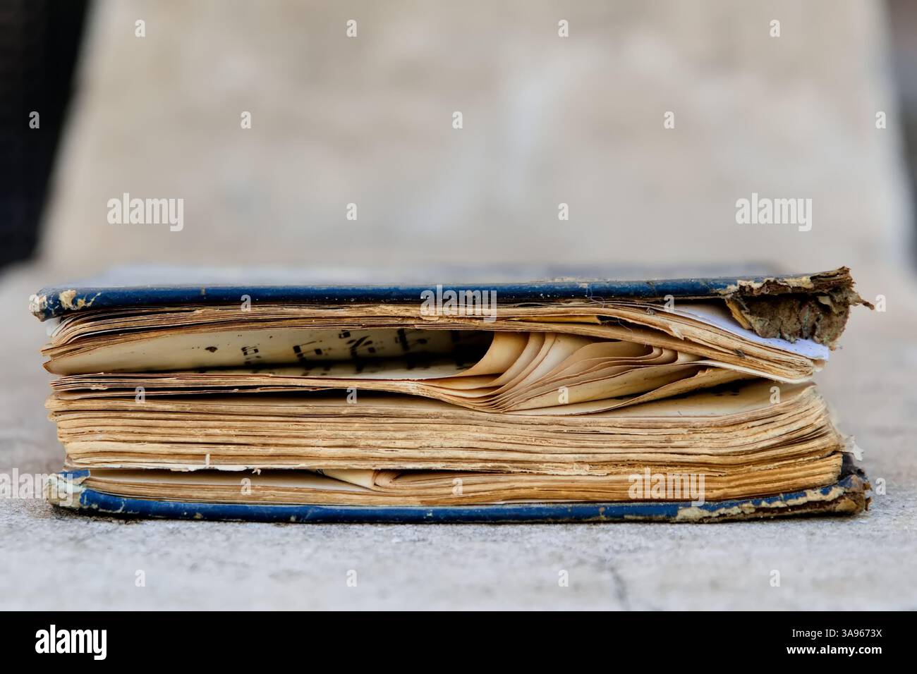 Ein altes jüdisches Buch mit zerrissenen Seiten, das das kulturelle und spirituelle Erbe bewahrt und gleichzeitig die zeitlose Weisheit längst vergangener Generationen bewahrt Stockfoto