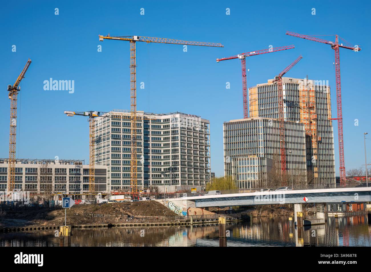 Bürogebäude Baustelle mit Kränen in Berlin, Deutschland Stockfoto