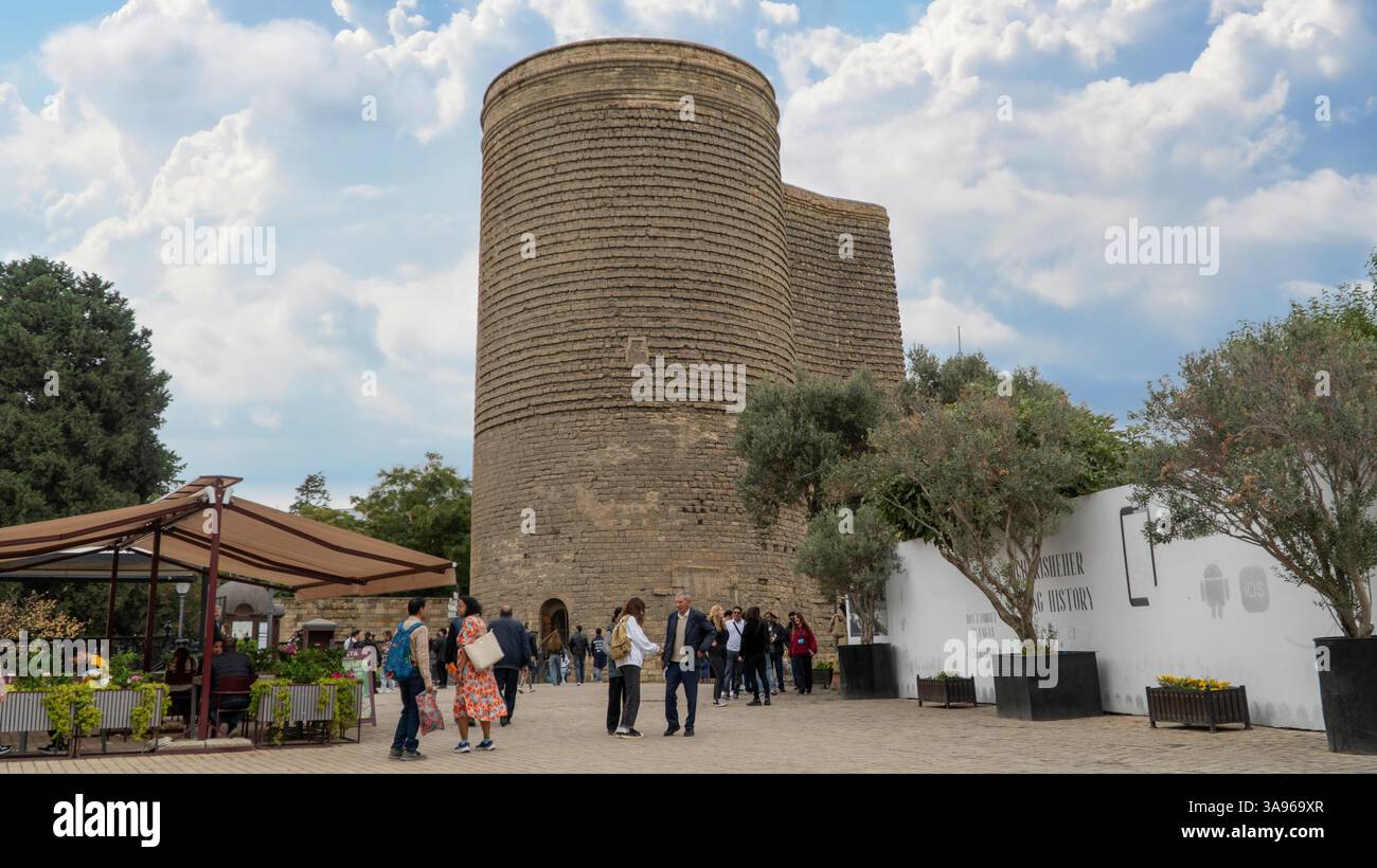 Baku, Aserbaidschan - 24. Oktober 2024: Touristen erkunden den Maiden Tower, ein UNESCO-Weltkulturerbe in der Altstadt von Baku, das Geschichte mit dem modernen urba verbindet Stockfoto