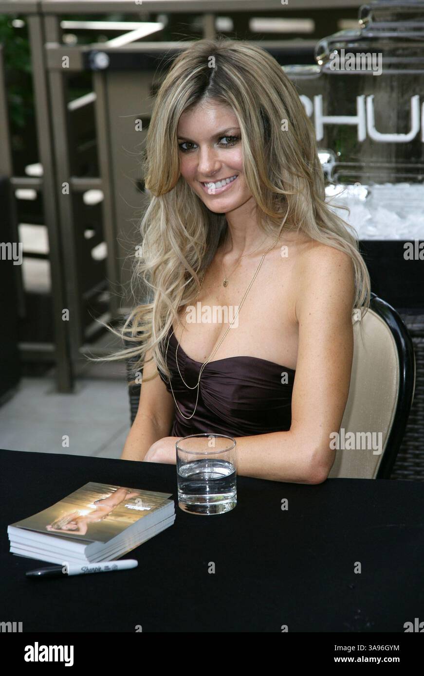 April 2009 – Las Vegas, Nevada, USA – 24. April 2009 – Las Vegas, Nevada – Marisa Miller. Sportlich illustriertes Cover-Modell Marisa Miller im Rhumbar im Mirage Resort Casino. Foto: MJT/AdMedia (Foto: © Wes Eddy/AdMedia via ZUMA Wire) Stockfoto