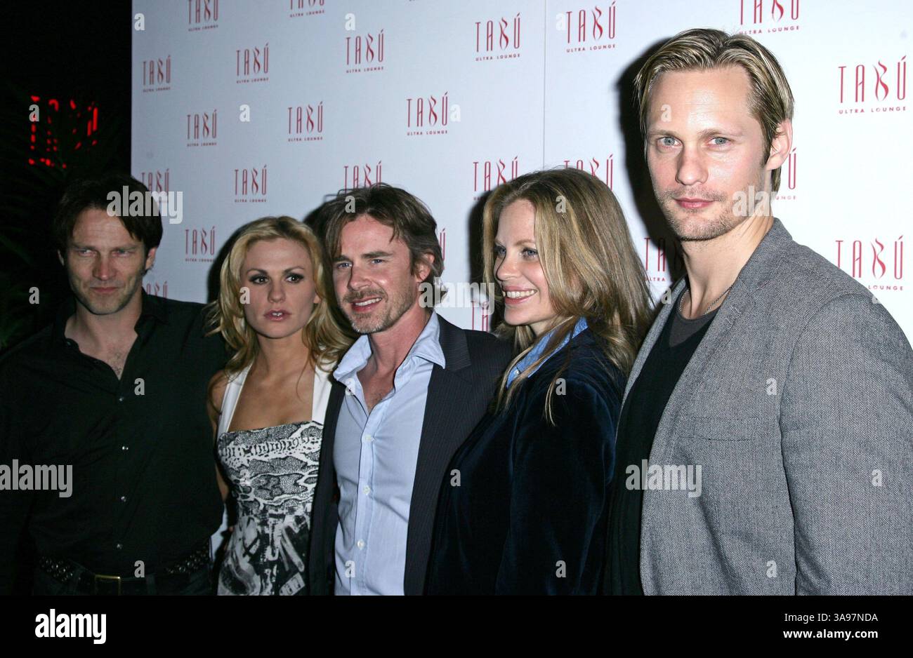 Mai 2009 – Las Vegas, Nevada, USA – 02. Mai 2009 – Las Vegas, Nevada – Stephen Moyer, Anna Paquin, Sam Trammel, Kristin Bauer und Alexander SkarsgÅ’rd Eine Besetzung von HBO's ''True Blood'' Staffel-2 versenkt seine Zähne in der Tabu Ultra Lounge für eine Nacht voller verwunschener Verführung im MGM Grand Resort Hotel and Casino. Foto: MJT/AdMedia (Foto: © MJT/AdMedia via ZUMA Wire) Stockfoto