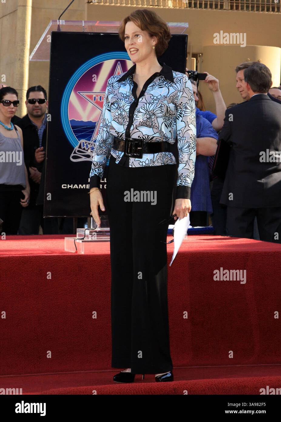 Dezember 2009 - Hollywood, Kalifornien, USA - 18 Dezember 2009 - Hollywood, Kalifornien - Sigourney Weaver. James Cameron wurde mit dem 2.396. Stern auf dem Hollywood Walk of Fame auf dem Hollywood Blvd geehrt. Foto: Kevan Brooks/AdMedia (Foto: © Kevan Brooks/AdMedia via ZUMA Wire) Stockfoto