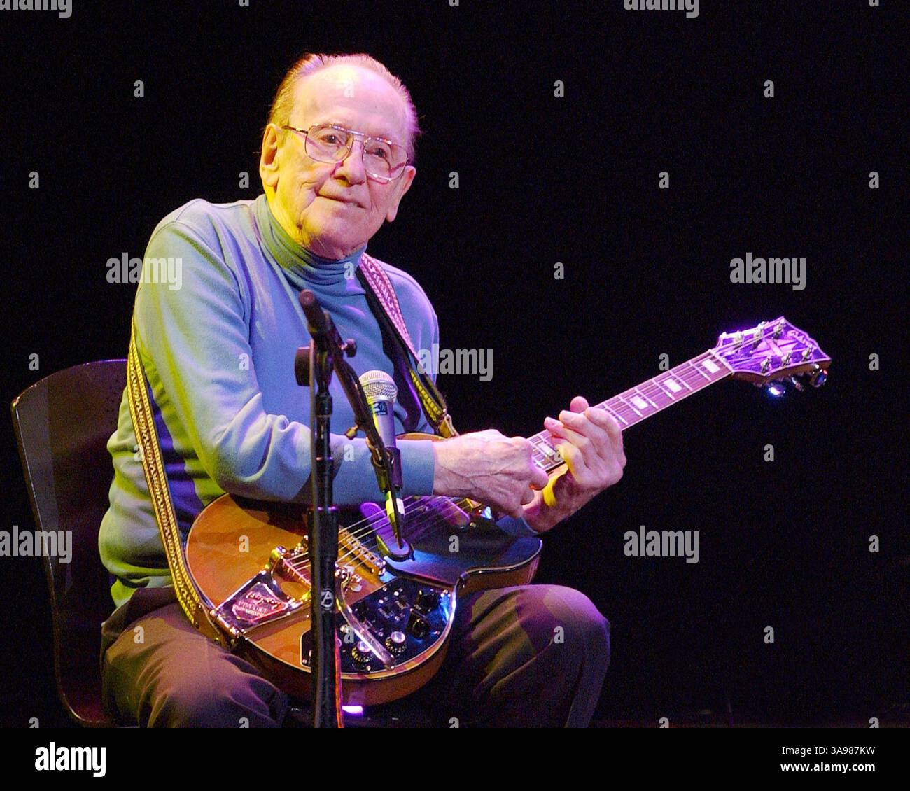 30. Oktober 2008 – Cleveland, OH, USA – 13. August 2009 – New York – Les Paul, renommierter Gitarrist, Entertainer und Erfinder ist im Alter von 94 Jahren gestorben. Einer der wichtigsten Einflüsse auf den Klang des 20. Jahrhunderts Les PaulÃs Karriere in Musik und Erfindungen erstreckt sich von den 1930er Jahren bis zur Gegenwart. Les Paul ist einer der beliebtesten, einflussreichsten und erfolgreichsten E-Gitarristen und HeÃs AmericaÃs, der als frühe Innovatoren in der Entwicklung der soliden Body-Gitarre bekannt ist. Sein bahnbrechendes Design wurde die Vorlage für den 1952 eingeführten Les Paul-Elektromotor von GibsonÃs. Dateifoto: Stockfoto